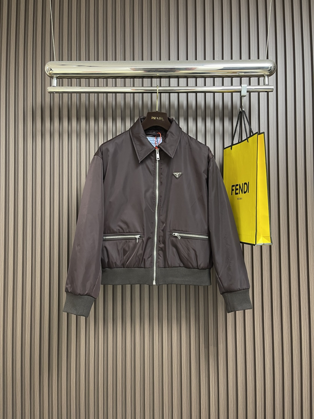 NO:563753,Prada triangular logo zipper pocket cotton jacket, custom-made twill glossy nylon coating material and velvet cloud cotton sheet inside. It is full of texture, comfortable and close to the skin. It is based on a dark coffee tone that has accumulated time. The iconic enamel-coated triangle metal logo embellishment highlights the elegance and nobility of the brand. The lining and padding design highlight the wrapping effect, which cleverly combines the warmth of the cotton jacket with the aesthetics of life. The visual segmentation design of parallel double zipper pockets hides the slim code of the micro-profile, showing elegance and style.  Blooming a unique light. The infrared position of the imported special machine is used to position the 'Prada triangle mark' more accurately, firmly and firmly. Purely manual post-water disassembly process. After completing the initial combination of the lining fabric and the cotton piece, the craftsman will further adjust and disassemble it in the water. The lining fabric and the cotton piece can achieve a perfect combination, making the lining fabric and the cotton piece more closely integrated, beautiful and neat.   Template machine bag opening. The preset template guides the position, shape and size of the bag opening. The accuracy ensures the quality of the bag opening effect. Size 38-40-42-44, prada, alexander wang19860909Prada 三角标拉链口袋棉服 定制斜纹光感尼龙覆膜料 以及内里丝绒云棉片 质感十足 舒适贴肤 以自带时光沉淀的深咖色调作基调 标志性涂珐琅三角形金属徽标点缀 彰显品牌的优雅与高贵 衬里和填充设计凸显包裹效果巧妙融合了棉服的温暖与生活的美学 平行双拉链口袋视觉分割设计 隐藏着微廓形的显瘦密码 尽显优雅风范 绽放独特光芒 采用进口专机红外线定位'Prada三角标'位置更为精准牢固结实 纯手工水后拆卸工艺 完成套里布与棉片的初步结合后匠人会在水中进行进一步的调整和拆卸 套里布与棉片能够实现完美的结合 使得套里布与棉片的结合更为紧密 美观工整 模版机开袋 预设的模板来指导开袋的位置 形状和大小 精确性确保了开袋效果质量.尺码38-40-42-44,,prada,alexander wang,Men's clothing