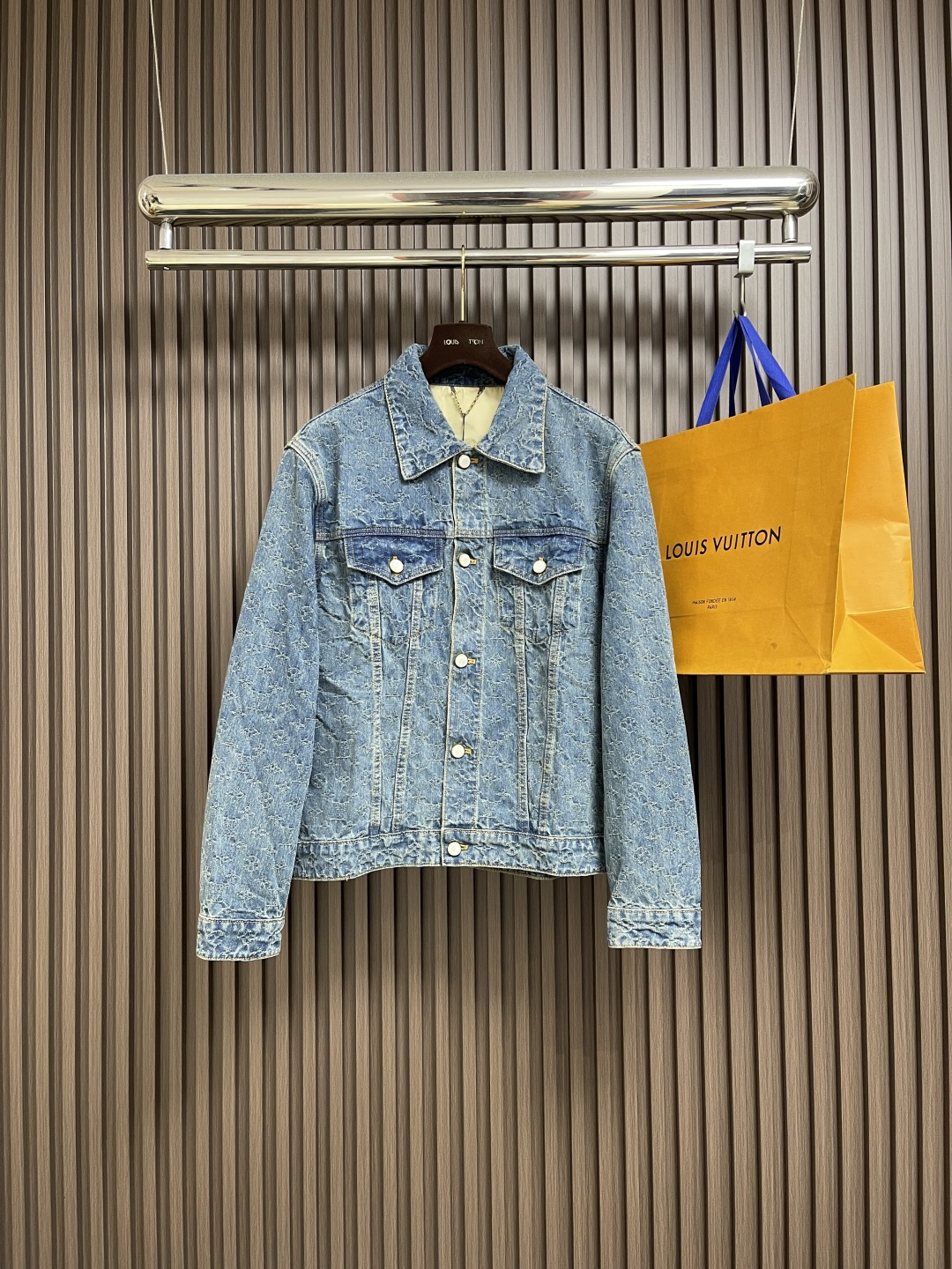 NO:563715,Top, jeans, LV presbyopia all-over print denim jacket and trousers suit. The skateboard is a full-width contrasting Monogram jacquard texture, embellished with pearlescent buttons and pocket rivets, giving the casual skateboard silhouette a Dandy style. Full-width Monogram jacquard, rear Damier nubuck label, classic five-pocket tailoring, can be matched with the same style to create a fashionable look, to suit various occasions, customized accessories, complete three labels, same style for men and women!  Top size 46-48-50-52 Jeans size 30-32-34-36,,louis vuitton,jeans,jackets & coats,alexander wang19860909上衣 牛仔裤 LV 老花满印牛仔外套长裤套装,滑板为全幅撞色Monogram提花织纹,点缀珠光纽扣和口袋铆钉,令闲适滑板廓形流露丹迪格调.全幅Monogram提花,后部Damier正绒面革标签,经典五袋剪裁,能与同款搭配营造时尚造型,驾驭各种场合,定制辅料,三标齐全,男女同款！ 上衣码数46-48-50-52 牛仔裤码数30-32-34-36,,louis vuitton,jeans,jackets & coats,alexander wang,Men's clothing