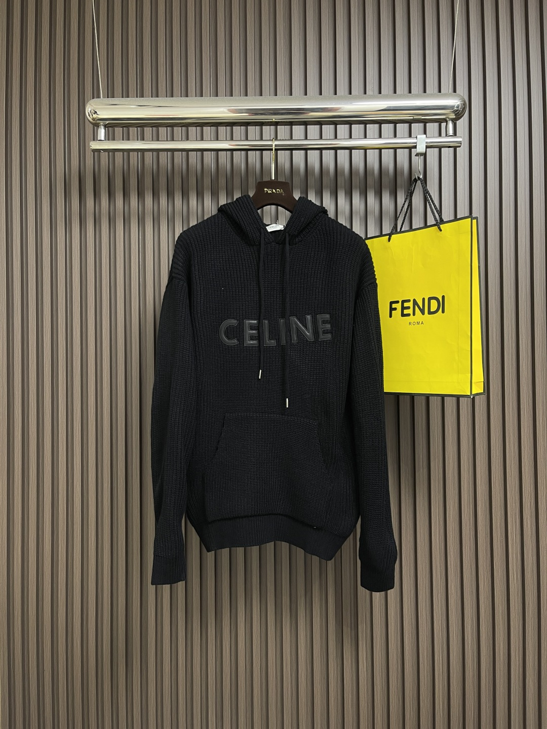 NO:571282,CELINE leather patch embroidered wool hooded sweater, made of 55% merino wool fabric, which is blended with cotton yarn. The whole dress is about 1000 grams. The embroidery is made of patch embroidery, cut out of soft wool material, manually positioned and attached and then wrapped with a circle of embroidery. Customized hardware, threads, accessories, plate alignment, same style for men and women. Sizes S-XL, celine, sweaters, hats, alexander wang19860909CELINE 皮革贴布刺绣羊毛连帽毛衣,采用55％美丽奴羊毛面料,该款毛料搭配棉纱混纺织出.整件衣服约1000克左右.刺绣采用贴布刺绣,软羊毛材料价切割出,人工定位贴住后包裹一圈刺绣.定制五金 螺纹 辅料 对版对位 男女同款.尺码S-XL,,celine,sweaters,hats,alexander wang,Men's clothing