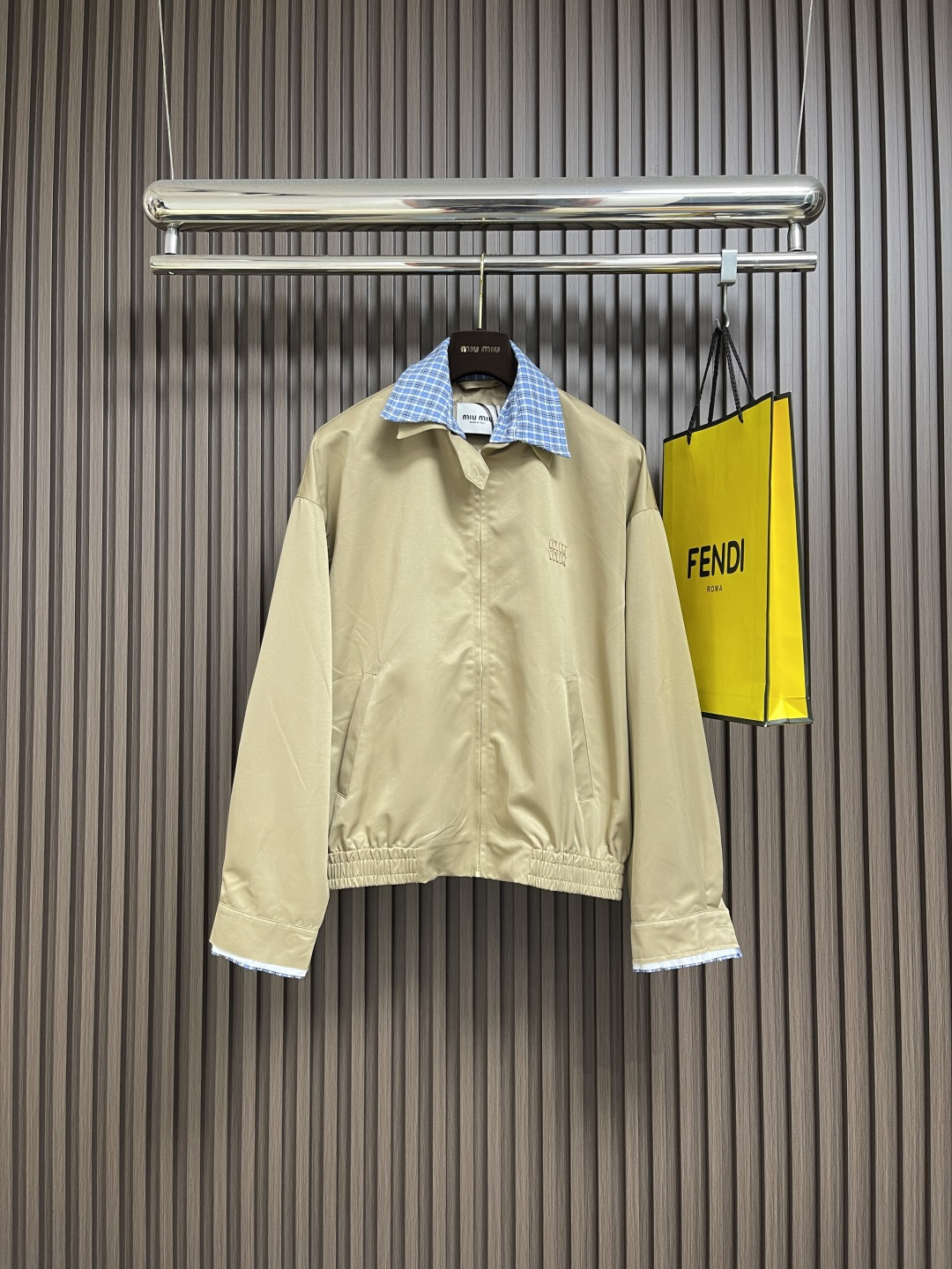 NO:569800,MIUMIU plaid detachable lapel zipper jacket is made of imported twill cotton material with a glossy and comfortable texture and smooth drape. It is designed with detachable blue plaid interlining and raw edges to add layering to the look. The iconic letter logo is embellished on the chest to highlight the brand's tonal lapel tailoring. It can be matched with many types of clothing to create a fashionable look. Customized accessories, complete with three labels, same style for men and women!  Size 36-38-40-42,,miumiu,jackets & coats,jackets & coats,alexander wang19860909MIUMIU 格纹可拆卸翻领拉链夹克外套,采用进口斜纹全棉材质,质感光泽舒适,裁剪垂顺流畅,沿用可拆卸蓝色格纹衬布拼接设计,配合毛边处理,增添造型层次感,胸口饰以标志性字母徽标点缀,彰显品牌调性翻领版型剪裁,能与多类型服饰搭配营造时尚造型,定制辅料,三标齐全,男女同款！尺码36-38-40-42,,miumiu,jackets & coats,jackets & coats,alexander wang,Men's clothing