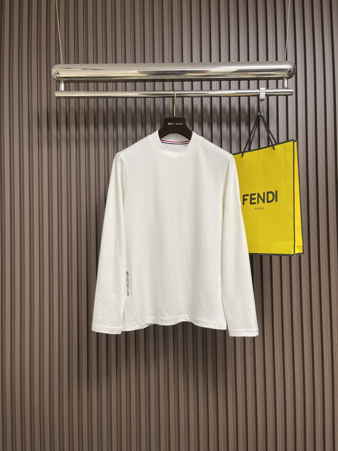 NO:569811,moncler 2025ss new autumn and winter long-sleeved T-shirt, customized fabric, customized embroidery logo, excellent comfort and breathability, soft, anti-wrinkle, elasticity and excellent drape. Whether worn alone or worn inside, it is very handsome. Pursuing luxury, noble and elegant style, creating extraordinary men's taste, the visual effect is very good, extremely high-grade, simple and fashionable, a must-have choice for leisure and business. Sizes M-5XL,, tees, t-shirt, alexander wang19860909moncler 2025ss秋冬新款长袖T恤,定制面料,定制刺绣logo,舒适性与透气性兼优,柔软抗皱弹性和垂性极佳,无论是单穿或是内搭都是帅气十足,追求奢华高贵优雅风范,打造不凡男士品味,视觉效果非常赞,档次极高,简约时尚,休闲商务必备之选.尺码M-5XL,,tees，t-shirt,alexander wang,Men's clothing