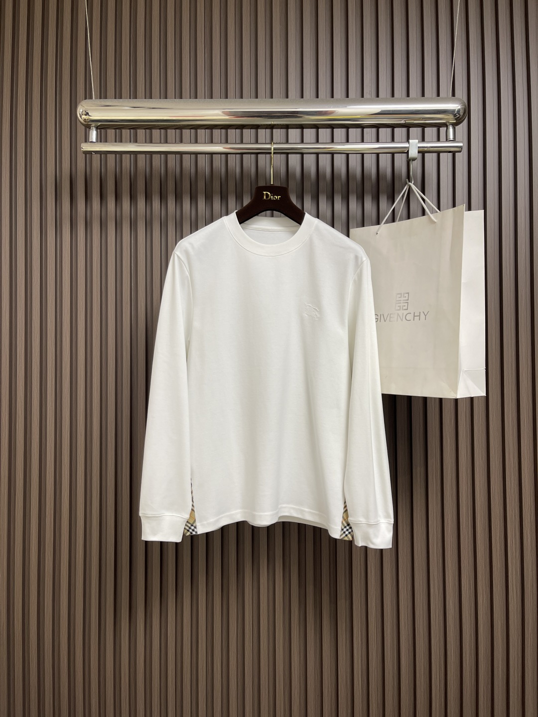 NO:563653,Burberry 2025s early autumn new long-sleeved T-shirt, basic model recommended!  The versatile God of War!  Three-dimensional embroidery design of classic B family war horse graphics on the chest.  Matching plaid webbing on the side.  The texture is excellent, comfortable and breathable.  Unforgettable!  Customized high-quality 40-count 300g pure cotton fabric.  Comfortable and soft ~ a must-have item to wear alone or paired with!  Size M-5XL,,burberry,tees,t-shirt,alexander wang19860909Burberry 2025s早秋新款长袖T恤,基础款推荐！百搭战神！胸前B家经典战马图形立体刺绣设计．侧边格纹织带搭配．质感极好舒适又透气．让人过目难忘！订制优质40支300g纯棉面料．舒适柔软～单穿搭配必备单品！尺码M-5XL,,burberry,tees，t-shirt,alexander wang,Men's clothing