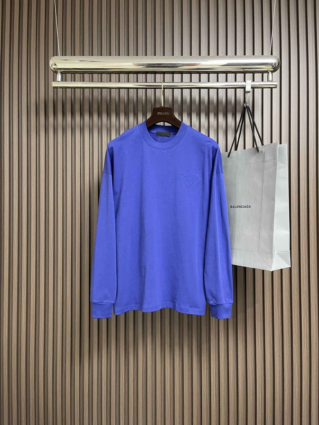 NO:563647,PRADA brand logo embroidered round neck long-sleeved T-shirt is made of high-quality pure cotton. It is soft and skin-friendly and has a special texture. It is smooth but has a solid thickness. It is not a cheap product that will deform when you pull it!  The letters embroidered on the chest are clear and three-dimensional, instantly adding a sense of high-end, low-key yet recognizable!  The cuffs and hem are processed and hemmed very neatly, and the stitching is so even that it looks like it has been precisely calculated by a machine. It will not deform or warp no matter how many times it is washed!  The cuffs and hem are processed and rolled very neatly. They will not deform or warp even after being washed a few times. They can be matched with many types of clothing to create a fashionable look. Customized accessories are available with three complete standards. Sizes M-3XL, prada, tees, t-shirt, alexander wang19860909PRADA 品牌标识刺绣圆领长袖T恤,采用高品质纯棉,软糯亲肤还特显质感,光溜溜的但又有扎实的厚度,不是那种一扯就变形的廉价货！胸口刺绣字母清晰立体,瞬间把高级感拉满,低调又有辨识度！袖口和下摆的处理,卷边特别工整,缝线均匀得像机器精密计算过,水洗多少次都不会变形翘边！袖口和下摆的处理,卷边特别工整,水洗少次都不会变形翘边,能与多类型服饰搭配营造时尚造型,定制辅料,三标齐全.尺码M-3XL,,prada,tees，t-shirt,alexander wang,Men's clothing