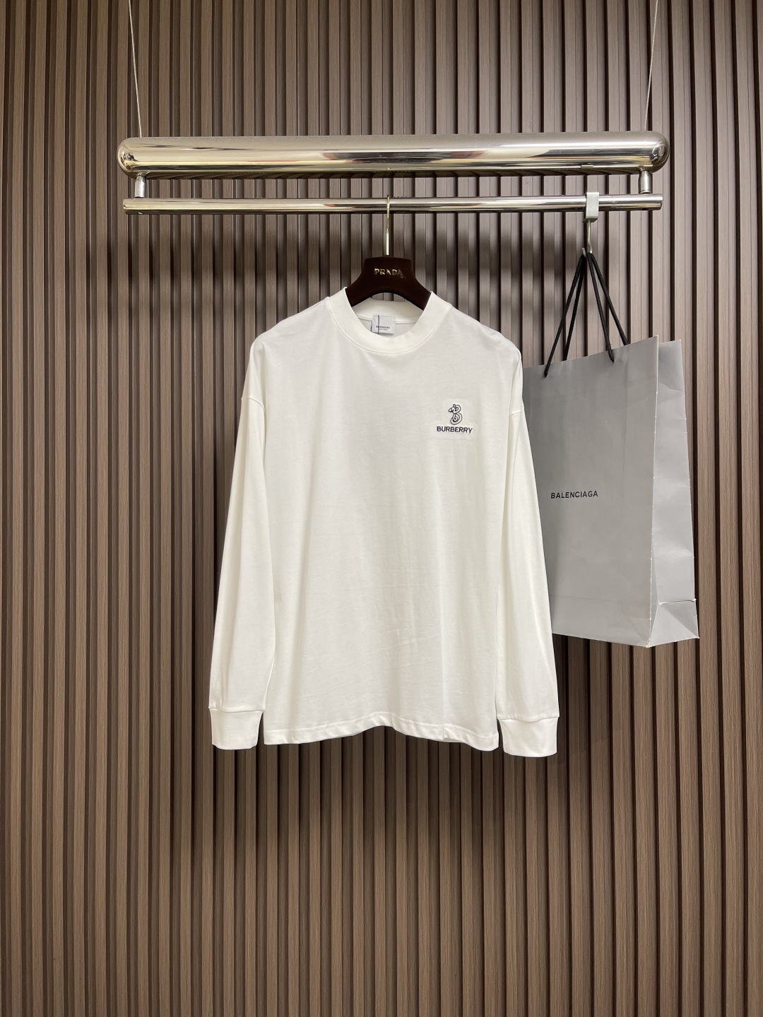 NO:563650,Burberry 2025ss classic men's logo embroidered logo round neck long-sleeved T-shirt, timeless classic, round neck basic T-shirt!  Classic plaid logo embroidery pattern!  The pure cotton fabric is super soft and skin-friendly, feels very textured, and has perfect skin-friendliness!  Whether worn alone or as an inner layer, it is very youthful and bright, and is a timeless item. Sizes M-3XL, burberry, tees, t-shirt, alexander wang19860909Burberry 2025ss 经典款男士logo刺绣标识圆领长袖T恤,永不过时经典款,圆领基础款t恤！经典格纹logo刺绣图案！纯棉面料超级柔软亲肤,摸上去非常有质感,亲肤度简直完美！不管是单穿还是做内搭,都非常的青春明亮,是永不过时的单品.尺码M-3XL,,burberry,tees，t-shirt,alexander wang,Men's clothing