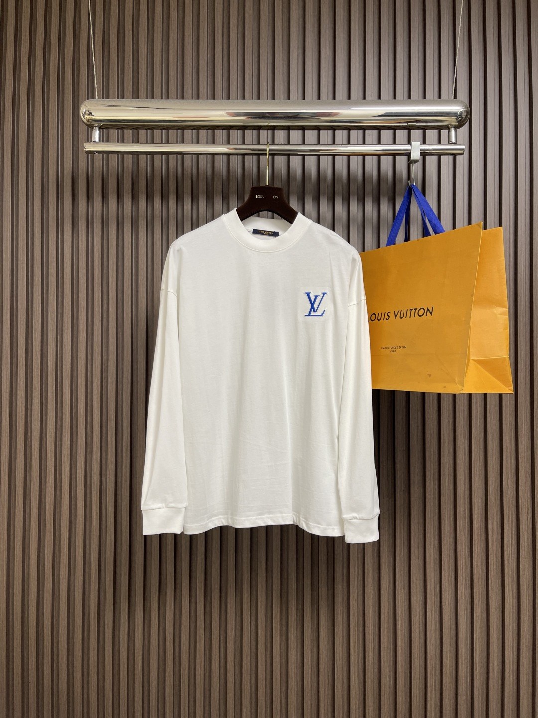 NO:569784,LV 2025SS early autumn new embroidered logo long-sleeved T-shirt. The fabric is made of 26s double yarn surface and 10s fish scale base fabric, with 380g ribbing and 21s double yarn stretcher. It not only ensures the texture and warmth of the clothes, but also highlights the quality in the details. The vuitton three-dimensional embroidery on the front is exquisite, adding a touch of bright color to the simple design. Size M-3XL, Louis  vuitton,tees,t-shirt,alexander wang19860909LV 2025SS早秋新款刺绣logo长袖T恤,面料采用26s双纱面和10s鱼鳞底面料,搭配380g罗纹与21s双纱拉架,不仅确保了衣物的质感与保暖性,更在细节处彰显品质,正面的vuitton立体刺绣工艺精细,为简约设计增添了一抹亮色.尺码M-3XL,,louis vuitton,tees，t-shirt,alexander wang,Men's clothing