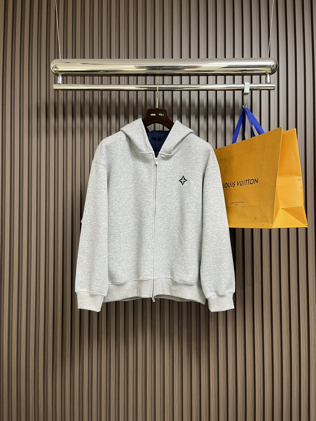 NO:563679,LV  2025SS early autumn new embroidered hooded sweatshirt. The fabric is made of 26s double yarn surface and 10s fish scale base fabric, with 380g rib and 21s double yarn stretcher. It not only ensures the texture and warmth of the clothing, but also highlights the quality in the details. The vuitton embroidery on the front is exquisite and simple.  The design adds a touch of bright color, and the use of terry fish scale base fabric makes the clothing feel softer and thicker, with good water absorption and warmth retention. Overall, this hoodie is not only fashionable and versatile, but also shows high-quality craftsmanship and design in the details. Sizes S-XL, Louis  vuitton,hoodie,sweatshirts,hats,alexander wang19860909LV 2025SS早秋新款绣花连帽卫衣,面料采用26s双纱面和10s鱼鳞底面料,搭配380g罗纹与21s双纱拉架,不仅确保了衣物的质感与保暖性,更在细节处彰显品质,正面的vuitton刺绣工艺精细,为简约设计增添了一抹亮色,而毛圈鱼鳞底面料的运用,则让衣物手感更加松软、厚实,具备良好的吸水性和保暖性,整体而言,这款连帽衫不仅时尚百搭,更在细节处展现了高品质的工艺与设计.尺码S-XL,,louis vuitton,hoodie,sweatshirts,hats,alexander wang,Men's clothing