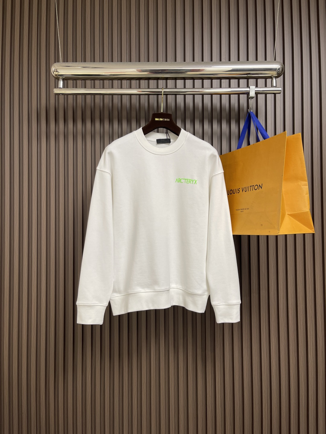 NO:563649,Arcteryx logo round neck sweatshirt, custom-woven and dyed 420g cotton fabric, very stylish when worn alone or mixed and matched, simple and fashionable, highly recognizable. It is both natural and layered. Classic os silhouette, whether worn alone or worn inside, it is super tonal. Size S-XXL, arc'teryx, hoodie, sweatshirts, alexander wang19860909Arcteryx 始祖鸟 logo 标识圆领卫衣,定织定染420g全棉面料,单穿或混搭都很有味道,简约时尚,辨识度高.既自然又有层次.经典 os 廓型,无论单穿内搭都超有调性.尺码S-XXL,arc'teryx,hoodie,sweatshirts,alexander wang,Men's clothing