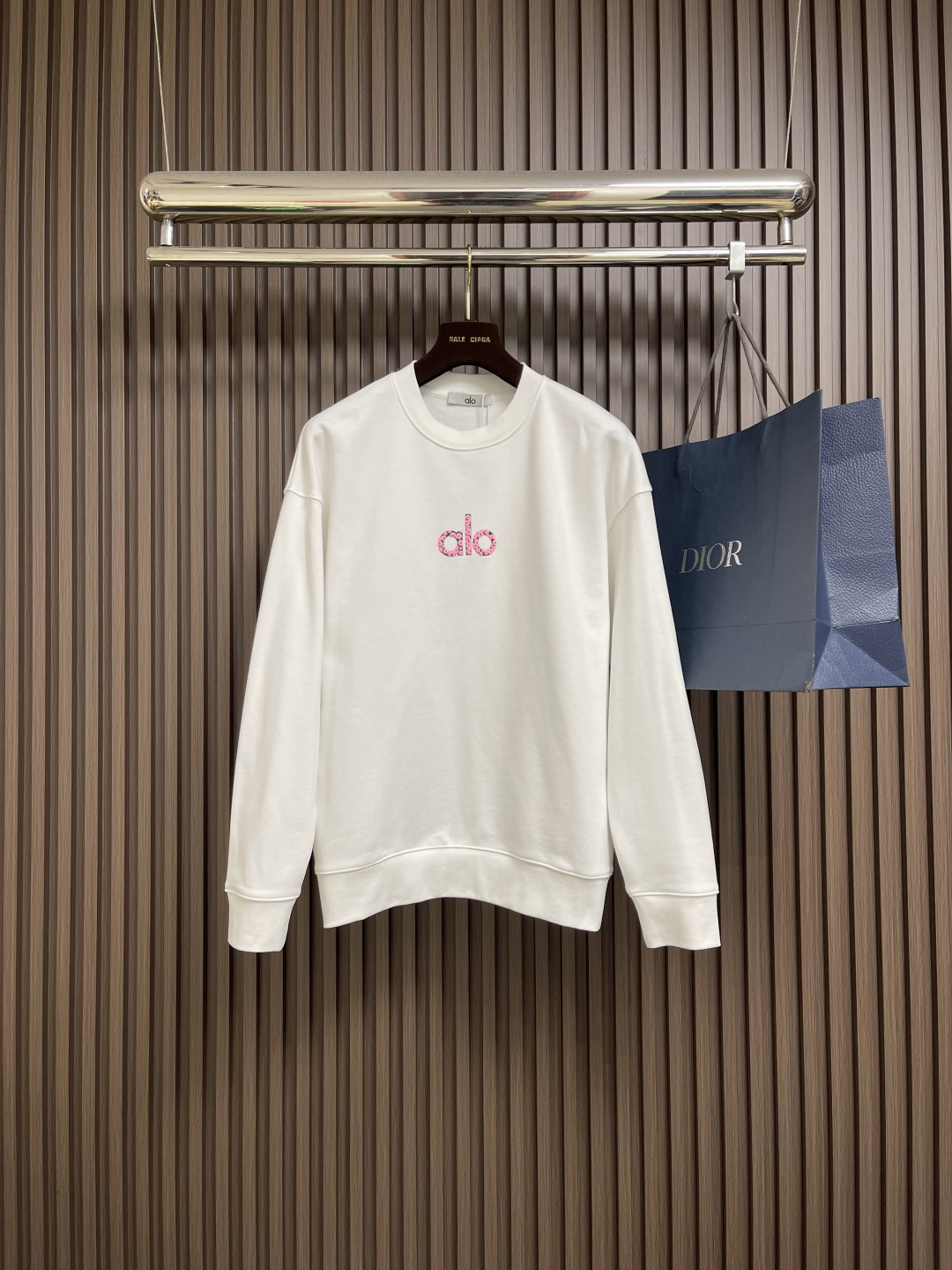 NO:563677,Alo simple classic large letter logo printed couple round neck long-sleeved T-shirt, original custom-made 240g pure cotton double yarn fabric, fabric shrinkage is controlled at 2%, export-grade solid color quality, truly not easy to deform. It shrinks and does not fade, the high-density threaded collar is not easy to deform, the version is loose, wide and comfortable. The same style for men and women can be matched with couples. Sizes S-XXL, tees, t-shirt, alexander wang19860909Alo 简约经典大字母logo印花情侣圆领长袖T恤,原版定制240g纯棉双纱面料,面料缩水控制在2％出口级固色品质,真正做到不易变形 缩水不掉色,罗那高密度螺纹领口不易变形,版型宽松挺阔舒适 男女同款可搭配情侣款.尺码S-XXL,,tees，t-shirt,alexander wang,Men's clothing