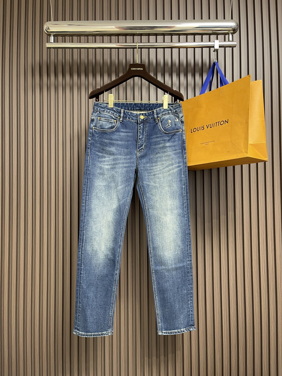 NO:563707,LV  The 2025ss new back pocket logo printed jeans, with its unique design concept, perfectly combine fashion and practicality, becoming a trendy item for both men and women. Made of high-quality denim fabric, and processed with special processes, the back pocket presents a low-key and layered pattern, which not only retains the classic charm of denim, but also adds a bit of delicacy and elegance. In terms of style design, it uses  The loose and straight cut not only modifies the leg shape, but also gives the wearer a high degree of comfort and freedom. Whether it is simple or handsome, you can easily control a variety of styles and show your personal charm. Whether it is daily travel or outdoor adventure, this dark pattern denim can be your ideal choice, allowing you to stand out from the crowd and show your extraordinary taste. Sizes 29-38  Yes 35 No 37,,louis   vuitton,jeans,alexander wang19860909LV 2025ss新款后袋logo印花牛仔裤,以其独特的设计理念,完美融合了时尚与实用性,成为男女皆宜的潮流单品.采用高品质牛仔面料,经过特殊工艺处理,后袋呈现出低调而富有层次的图案,既保留了牛仔的经典韵味,又增添了几分细腻与雅致,版型设计上,它采用了宽松直筒的剪裁,不仅修饰腿型,还赋予穿着者极高的舒适度与自由度.无论是搭配简约,还是帅气,都能轻松驾驭多种风格,展现个性魅力.无论是日常出行,还是户外探险,这款暗纹花牛仔都能成为你的理想选择,让你在人群中脱颖而出,彰显不凡品味.尺码29-38 有35 无37,,louis vuitton,jeans,alexander wang,Men's clothing