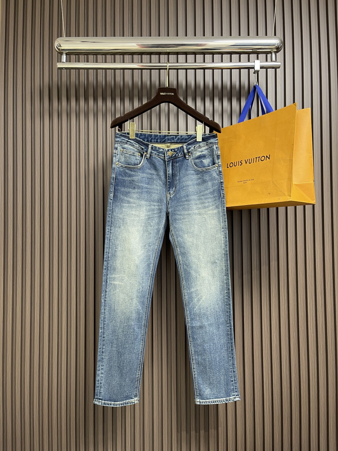 NO:563722,LV  The 2025ss new jeans, with its unique design concept, perfectly combine fashion and practicality, becoming a trendy item suitable for both men and women. They are made of high-quality denim fabric and processed with special processes, which not only retains the classic charm of denim, but also adds a bit of delicacy and elegance. In terms of design, it adopts a loose straight cut, which not only slims the  The leg-embellished shape also gives the wearer a high degree of comfort and freedom. Whether it is simple or handsome, you can easily control a variety of styles and show your personal charm. Whether it is daily travel or outdoor adventure, this dark pattern denim can be your ideal choice, allowing you to stand out from the crowd and show your extraordinary taste. Sizes 29-38  Yes 35 No 37,,louis vuitton,jeans,alexander wang19860909LV 2025ss新款牛仔裤,以其独特的设计理念,完美融合了时尚与实用性,成为男女皆宜的潮流单品.采用高品质牛仔面料,经过特殊工艺处理,既保留了牛仔的经典韵味,又增添了几分细腻与雅致,版型设计上,它采用了宽松直筒的剪裁,不仅修饰腿型,还赋予穿着者极高的舒适度与自由度.无论是搭配简约,还是帅气,都能轻松驾驭多种风格,展现个性魅力.无论是日常出行,还是户外探险,这款暗纹花牛仔都能成为你的理想选择,让你在人群中脱颖而出,彰显不凡品味.尺码29-38 有35 无37,,louis vuitton,jeans,alexander wang,Men's clothing