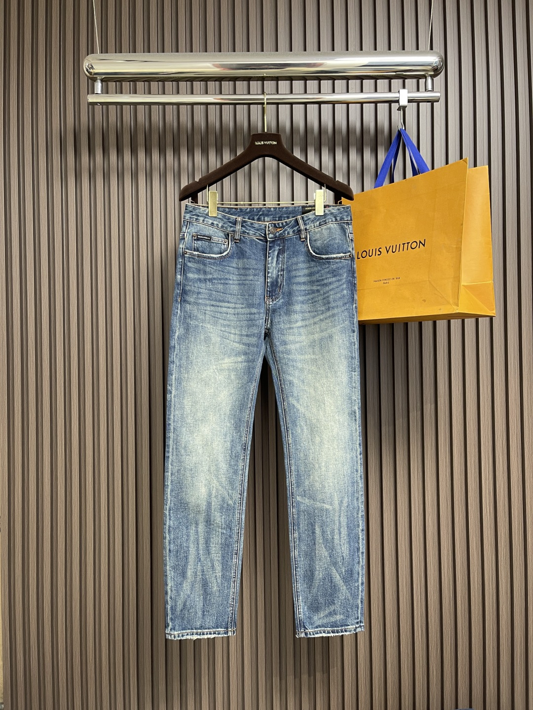 NO:563714,DG 2025SS new logo denim trousers, suitable for daily life and leisure. The selected denim fabrics have been washed, polished and distressed through multiple processes. The excellent fit makes the trousers have good upper body comfort, which is very important for jeans. Original hardware and accessories are provided by customers, with great design sense, full details and workmanship. Sizes 29-38, 35, no 37, jeans, alexander wang19860909DG 2025SS新款标识牛仔长裤,生活休闲日常皆宜.选用的牛仔布料全部经过多道工序洗水、打磨、做旧处理 极好的版型使的裤装有很好的上身舒适度,牛仔裤这点非常非常重要.客供原版五金辅料,极具设计感, 十足的细节、做工之处处到位 .尺码29-38 有35 无37,,jeans,alexander wang,Men's clothing