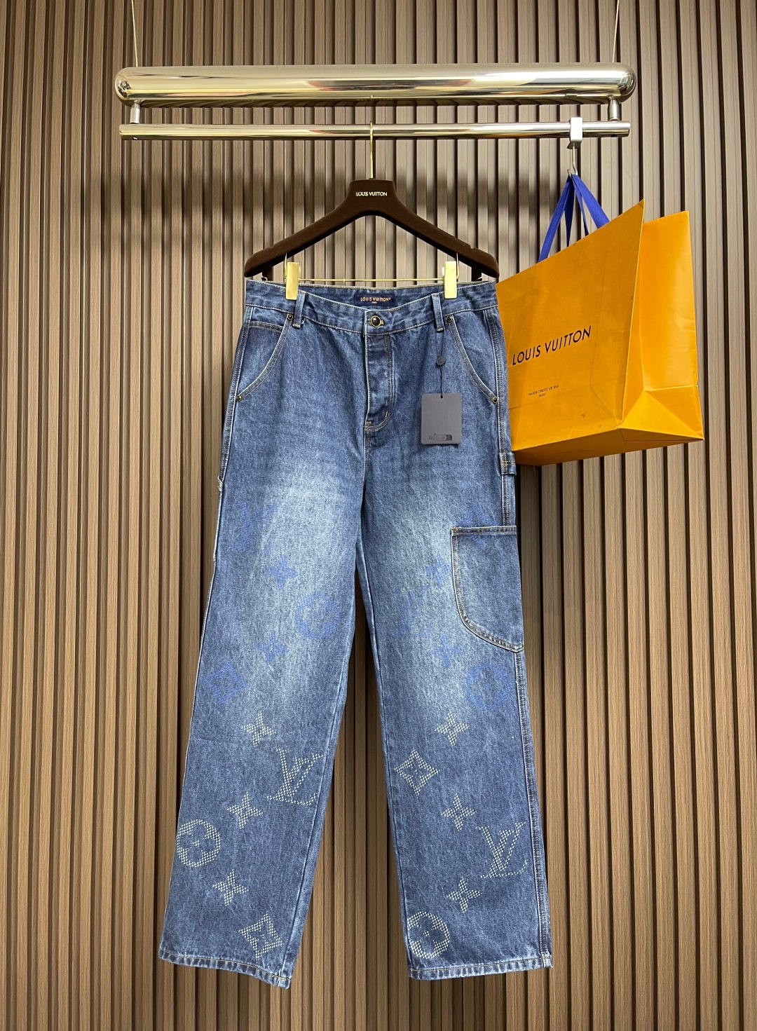 NO:567808,LV large flower workwear side pocket jeans, high-end denim fabrics are made of 480g denim, with color drawing (discharge printing) technology, produced by imported machines. Each piece must be washed and processed with exquisite special technology to create a graphic overall shape. It feels breathable and comfortable, YB customized black pearl buckle, laser leather label, color drawing printing process, the whole set of low-key luxury design, the catwalk style must be your fashionable and versatile item, the whole set has a better matching effect. Sizes S-XL, Louis  vuitton,jeans,alexander wang19860909LV 大花工装侧口袋牛仔裤,高订牛仔面料采用480g牛仔布,彩拔（拔印）工艺,进口机出品,每一件都必须洗水,采用精致的特殊工艺处理.打造出图形整体造型.手感透气舒适,YB订制黑珍珠扣,激光皮标,彩拔印花工艺,整套低调奢华的设计,走秀款必定属于你的时尚百搭单品,整套搭配效果更佳.尺码S-XL,,louis vuitton,jeans,alexander wang,Men's clothing