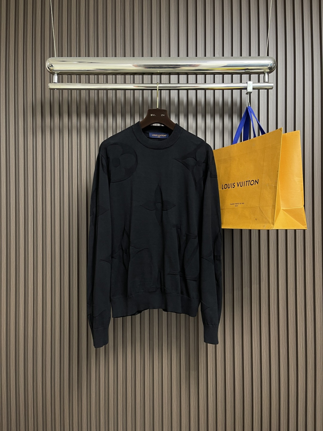 NO:563686,LV 2025SS new fall crew neck knitted sweater. This stylish black cotton crew neck sweater is decorated with the same color Monogram Macro pattern throughout. The large Monogram Flower1V logo is integrated into the jacquard knitted fabric, showing a delicate texture effect. The soft feel and exquisite pattern add a touch of elegance to the classic and timeless look. Sizes S-XL, Louis Vuitton, Sweaters, Alexander Wang19860909LV 2025SS秋季新款圆领针织毛衣,这款时尚的黑色棉质圆领衫,通体饰有同色系Monogram Macro图案,大号Monogram Flower1V标志融入提花针织面料,呈现出精致的纹理效果.柔软的手感和精致的图案,为经典隽永的造型增添一抹优雅气息.尺码S-XL,,louis vuitton,sweaters,alexander wang,Men's clothing