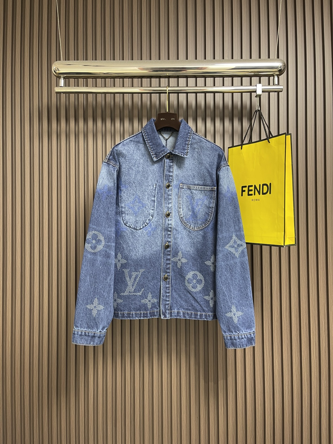 NO:567793,LV large flower workwear side pocket denim jacket, high-end denim fabric is made of 480g denim, color drawing (discharge printing) process, produced by imported machines, each piece must be washed, and processed with exquisite special technology to create a graphic overall shape. It feels breathable and comfortable, YB customized black pearl buckle, laser leather label, color drawing printing process, the whole set of low-key luxury design, the runway style must be your fashionable and versatile item, sizes S-XL, Louis Vuitton, jackets  & coats,alexander wang19860909LV 大花工装侧口袋牛仔外套,高订牛仔面料采用480g牛仔布,彩拔（拔印）工艺,进口机出品,每一件都必须洗水,采用精致的特殊工艺处理.打造出图形整体造型.手感透气舒适,YB订制黑珍珠扣,激光皮标,彩拔印花工艺,整套低调奢华的设计,走秀款必定属于你的时尚百搭单品,尺码S-XL,,louis vuitton,jackets & coats,alexander wang,Men's clothing