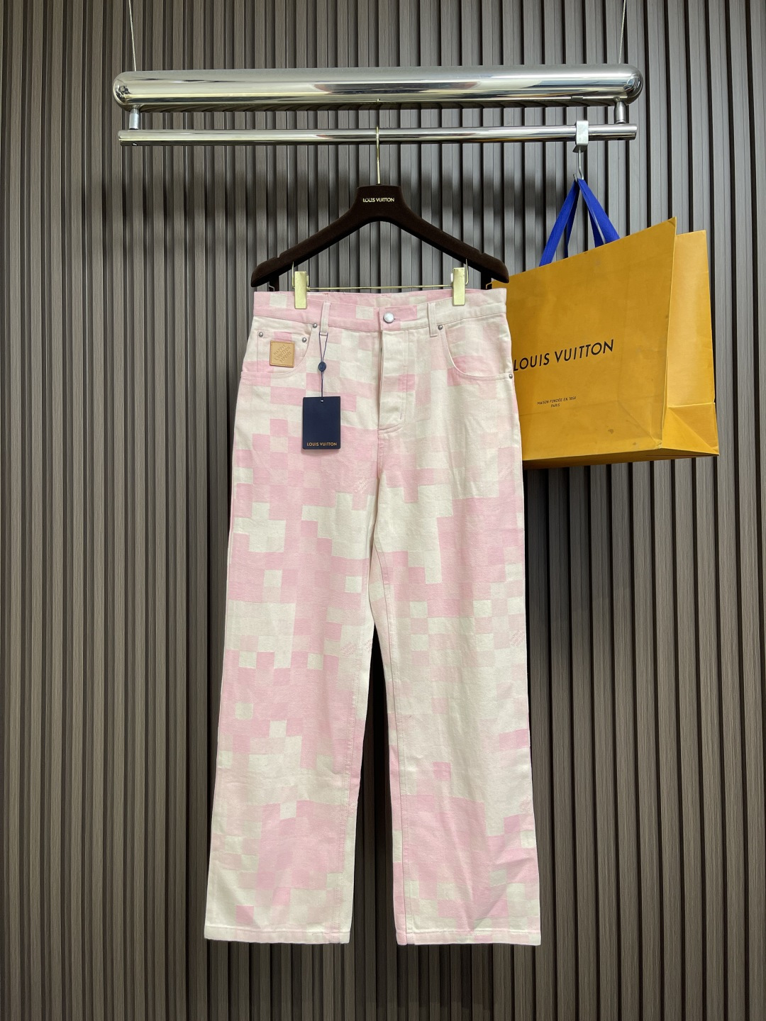 NO:563708,LV 2025ss pink mosaic jeans are made of twill cotton denim fabric, treated with multiple enzyme washing processes to create a soft and natural effect. The chest pocket is sewn with the brand logo pattern, and the rear shows a nubuck leather label, logo-engraved pearlescent buttons, and the back panel is printed with the slogan 'The world is yours' to express the trend theme of the 2025 spring and summer show. The right hem depicts the logo.  The label is located in the center of the back, injecting fresh vitality into the casual look. It can be matched with the same style to create a fashionable look. Customized accessories, complete with three labels, same style for men and women!  Size S-XL 29-30-31-32 Counter sizes are too large,,louis vuitton,jeans,alexander wang19860909LV 2025ss粉色马赛克牛仔裤,采用斜纹棉丹宁牛仔面料,多重酵素水洗工艺处理,打造柔和自然效果,胸前口袋缝制品牌徽标图案点缀,后部呈现 正绒面革标签,标识铭纹珠光纽扣,后幅印花抒写（世界是你们的）标语,道出2025春夏秀场的潮流主题,右侧下摆描绘标识, 标签栖身后部中央,为休闲造型注入清新活力,能与同款搭配营造时尚造型,定制辅料,三标齐全,男女同款！尺码S-XL 29-30-31-32 专柜码数偏大,,louis vuitton,jeans,alexander wang,Men's clothing