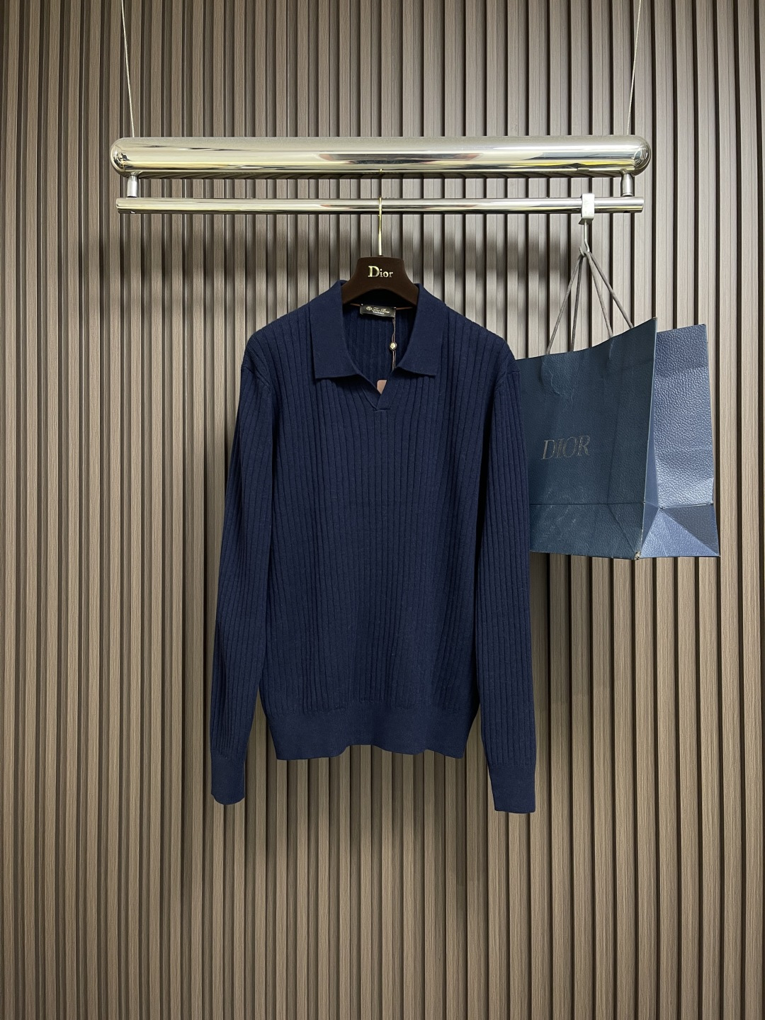 NO:567747,Loro piana Men's Long Sleeve Knitted Polo Sweater The Lexington Polo is rooted in centuries-old tradition, taking inspiration from the pulse of modernity, and is crafted for those who appreciate timeless artistic style. This buttonless polo is made from ribbed cashmere and has a flat collar for a low-key look. The fitted silhouette brings a modern twist to a classic men's style. Available in sizes S-XL,,loro piana,sweaters,alexander wang19860909Loro piana 男士长袖针织Polo衫毛衣 Lexington Polo衫根植于百年传统,从现代脉搏中汲取灵感,专门为欣赏隽永艺术风格的人士精心打造.这款无扣Polo衫采用罗纹羊绒面料制成,平领设计,彰显低调气质.合身剪裁为经典男士款式注入现代气息,尺码S-XL,,loro piana,sweaters,alexander wang,Men's clothing