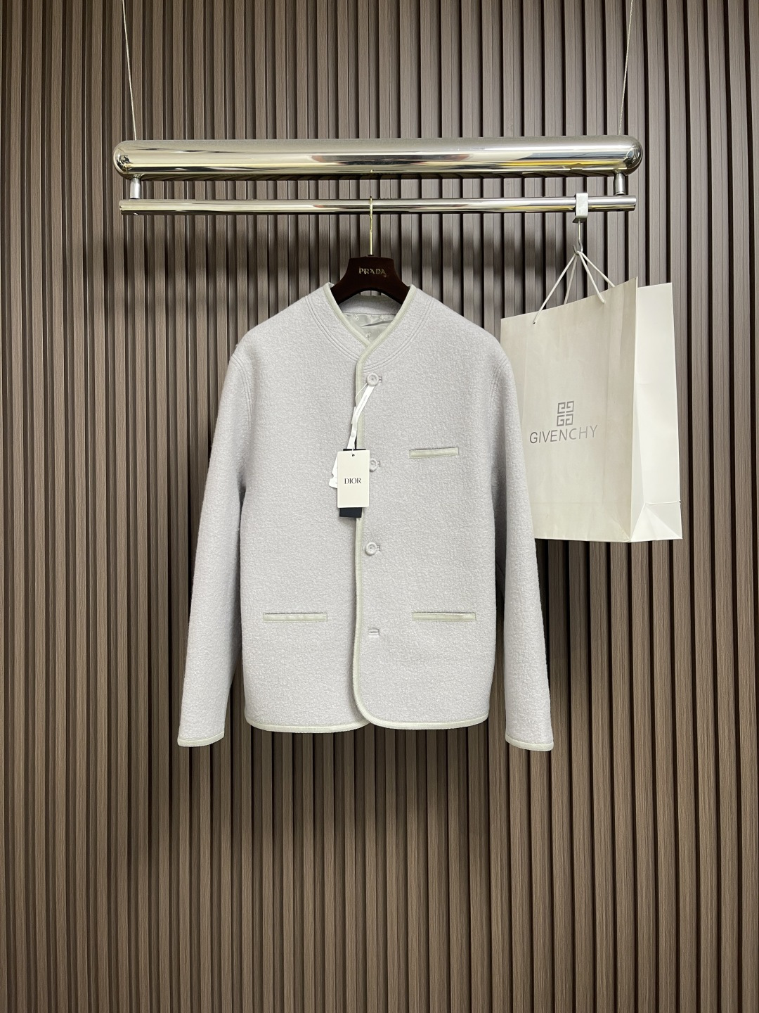 NO:567752,Dior's Austrian-style wool jacket is made of exclusive wool fabric to ensure its rich texture and excellent performance. It is made with imported machine cutting technology. The workmanship is straight and delicate, the fabric is comfortable and soft, and the color is consistent without color difference. It can be matched with the same style to create a fashionable look and control various occasions. Customized accessories, complete three standards, the same style for men and women!  Size S-M-L,,dior,jackets & coats,jackets & coats,alexander wang19860909Dior 奥地利风格羊毛夹克外套,面料采用专属羊毛面料,确保其丰沛质感与优异性能.进口机裁剪工艺制作而成 做工质感立马整体走线平直细腻,面料舒适柔软,颜色一致无色差 能与同款搭配营造时尚造型,驾驭各种场合,定制辅料,三标齐全,男女同款！尺码S-M-L,,dior,jackets & coats,jackets & coats,alexander wang,Men's clothing