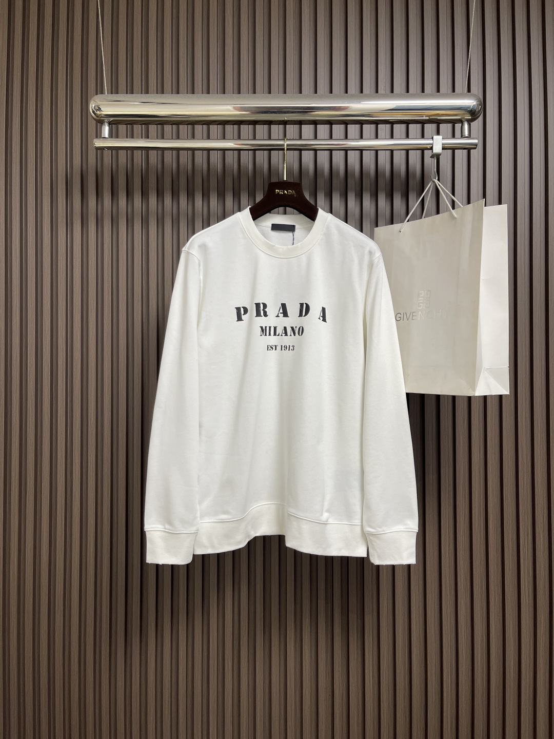 NO:567767,PRADA brand logo printed round neck long-sleeved T-shirt is made of high-quality pure cotton. It is soft and skin-friendly and has a special texture. It is smooth but has a solid thickness. It is not a cheap product that will deform when you pull it!  The letters printed on the chest are clear and three-dimensional, which instantly adds a sense of high-end, low-key yet recognizable!  The cuffs and hem are processed and hemmed very neatly, and the stitching is so even that it looks like it has been precisely calculated by a machine. It will not deform or warp no matter how many times it is washed!  The cuffs and hem are processed and rolled very neatly. They will not be deformed or warped after being washed a few times. They can be matched with many types of clothing to create a fashionable look. Customized accessories, complete with three standards, same style for men and women. Sizes M-XXL, prada, tees, t-shirt, alexander wang19860909PRADA 品牌标识印花圆领长袖T恤,采用高品质纯棉,软糯亲肤还特显质感,光溜溜的但又有扎实的厚度,不是那种一扯就变形的廉价货！胸口印花字母清晰立体,瞬间把高级感拉满,低调又有辨识度！袖口和下摆的处理,卷边特别工整,缝线均匀得像机器精密计算过,水洗多少次都不会变形翘边！袖口和下摆的处理,卷边特别工整,水洗少次都不会变形翘边,能与多类型服饰搭配营造时尚造型,定制辅料,三标齐全,男女同款.尺码M-XXL,,prada,tees，t-shirt,alexander wang,Men's clothing