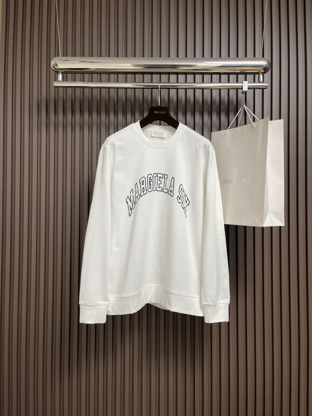 NO:567761,Martin Margiela MM6 Margiela long-sleeved T-shirt, selected from 270g double-yarn tightly woven plain fabric, the perfect combination of texture and comfort, breathability and comfort, wear resistance and texture. Every time you wear it, it is gentle care for the skin. Sizes M-XXL, masion margiela, masion margiela, tees, t-shirt, alexander wang19860909Martin Margiela MM6 马吉拉长袖T恤,精选270g双纱紧密纺平纹面料,质感与舒适度的完美结,透气性与舒适度兼备,耐磨性与质感并存.每一次穿着,都是对肌肤的温柔呵护.尺码M-XXL,,masion margiela,masion margiela,tees，t-shirt,alexander wang,Men's clothing