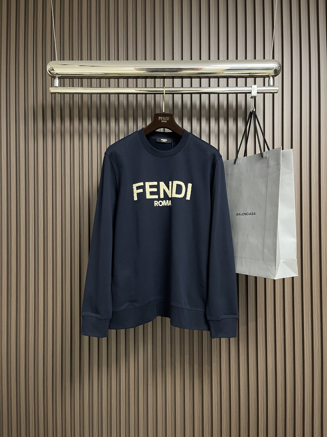NO:656779,FENDI 2025SS autumn classic cotton round neck sweatshirt long-sleeved T-shirt, made of 24-count special woven compact cotton fabric, weight 380g, glossy mercerized embroidery thread, dyed to the version, consistent with the color of the fabric, uniform and glossy. The three-dimensional shape is stable and not easy to deform after long-term washing. Size M-XXL, fendi, hoodie, sweatshirts, tees, t-shirt, alexander wang19860909FENDI 2025SS秋季经典棉质圆领卫衣长袖T恤,采用24支特纺紧密棉面料,克重380g,具有光泽感的丝光绣线对版定染,与面料色泽一致,均匀有光泽度.版型立体造型稳定,久洗不易变形.尺码M-XXL,,fendi,hoodie,sweatshirts,tees，t-shirt,alexander wang,Men's clothing