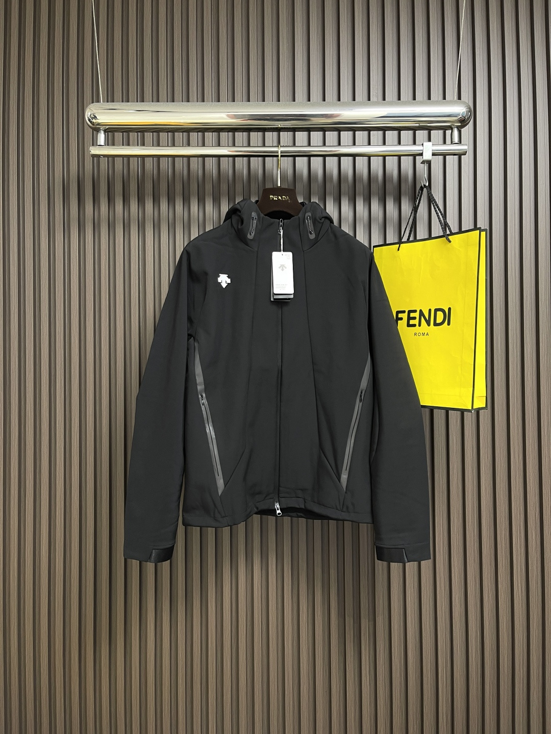 NO:571288,Descente alpine outdoor windproof and waterproof jacket series hooded jacket, anti-static, lightweight and with better windproof and breathable performance, more comfortable to wear. It not only allows you to move flexibly and freely, but also keeps you warm when performing high heart rate exercises in non-extreme weather conditions. Size M-3XL,,jackets & coats,hats,alexander wang19860909Descente迪桑特 高山户外防风防水服 冲锋衣系列连帽外套,防静电、轻量化又具有更好的防风和透气性能,穿着起来更加舒适它不仅能让你灵活自如地运动,还能让你在非极限的天气状况下进行高心率运动时保持温暖.尺码M-3XL,,jackets & coats,hats,alexander wang,Men's clothing