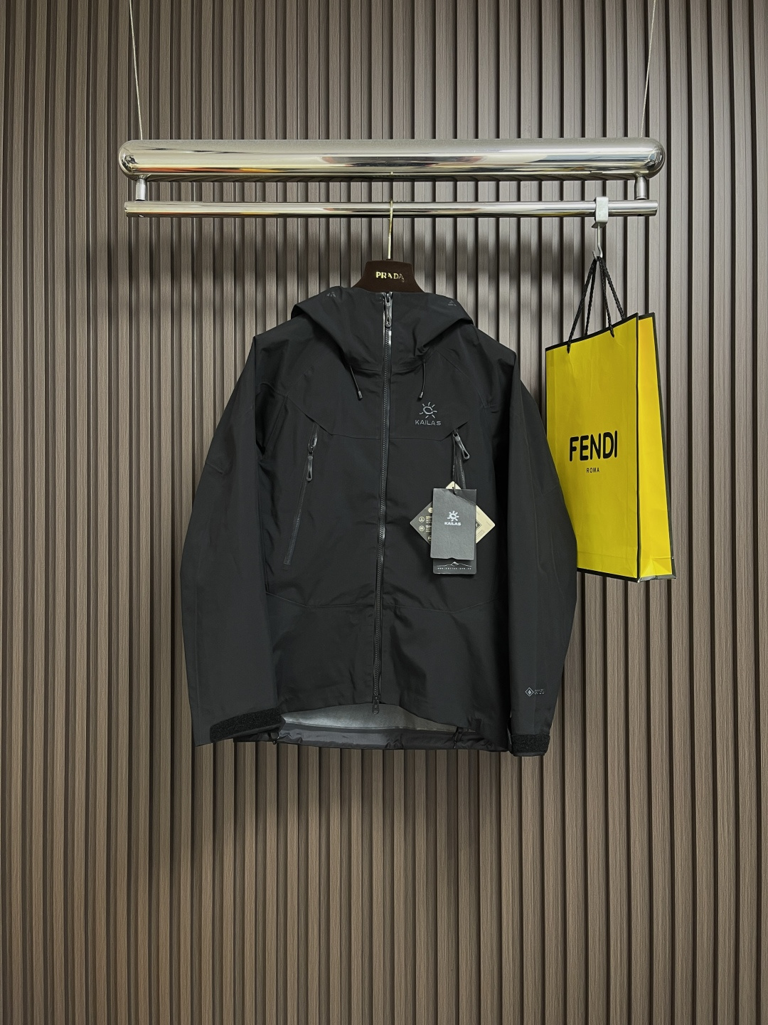 NO:571294,KAILAS MONT -  High collar design enhances warmth. The neck zipper can quickly regulate body temperature during exercise!  The 3D three-dimensional tailoring process fits the Asian body shape and is more suitable for mountaineering, skiing, ice climbing and other mountain activities. The fabric fits the body curves more effectively, effectively improving moisture absorption and perspiration performance and warmth retention performance. It also simulates the climbing posture design, allowing the body to have more flexibility during exercise without any sense of restraint!  Sizes XS-XXL,,skirts,jackets & coats,hats,alexander wang19860909KAILAS 凯乐石 MONT-X 系列 运动户外全天候硬壳专业防水防风透气登山冲锋衣外套,硬壳耐磨耐造,袖口、衣内也均设有口袋.腋下拉链更加透气,还有可拆卸防风裙.性能很高.高开交叉口袋 扩容设计 背负状态下也能轻松取物,360维风帽帽随脸动视野无阻碍 可兼容！高领设计 增强保暖性 颈部拉链可在运动中快速调节体温！3D立体剪裁工艺 贴合亚洲人身形更适合登山、滑雪、攀冰等高山活动令面料更加贴合身体曲线 有效提高了吸湿排汗性能和保暖性能 同时模拟攀登姿势设计 让运动中的身体拥有更多的灵活性 没有任何束缚感！尺码XS-XXL,,skirts,jackets & coats,hats,alexander wang,Men's clothing