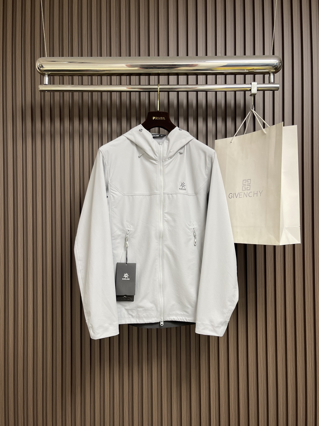 NO:571301,KAILAS M8 series sports outdoor windproof, water-repellent, stretchy and wear-resistant hiking hooded soft shell jacket with logo, full set of accessories details, difference Taizhou light plate embroidery, beautiful price!  Customized auxiliary fabrics for the entire garment, customized zipper pullers, customized logo for the entire garment, carefully crafted, differentiated photoprinting, low cargo elastic high-neck neck protection design, strong comfort and good protective performance, VislonNoSlip ZipTTM provides the strongest protection against the complex outdoor climate, windproof, moisture-proof, and light rain.  The outdoor sports hiking and mountaineering fabric is made of 400D nylon air-change mountaineering cloth. It is breathable and wear-resistant, windproof and water-repellent. The fabric is medium thick and can be worn in spring, autumn and winter!  Size M-3XL,,jackets & coats,jackets & coats,hats,alexander wang19860909KAILAS 凯乐石 M8系列运动户外防风防泼水弹力耐磨徒步连帽软壳夹克徽标外套,全套辅料细节 区别台州光板刺绣 主推价格美丽！全衣定制辅料面料,定制拉链头,全衣logo定制,精心制作,区别光版印花low货弹性高领护脖设计 舒适性强防护性能佳,VislonNoSlip ZipTTM提供最强保护无惧户外复杂气候 防风防潮 无惧中小雨．户外运动徒步登山面料采用400D尼龙空变登山布 透气耐磨 防风防泼水 面料中厚,春秋冬可穿！尺码M-3XL,,jackets & coats,jackets & coats,hats,alexander wang,Men's clothing