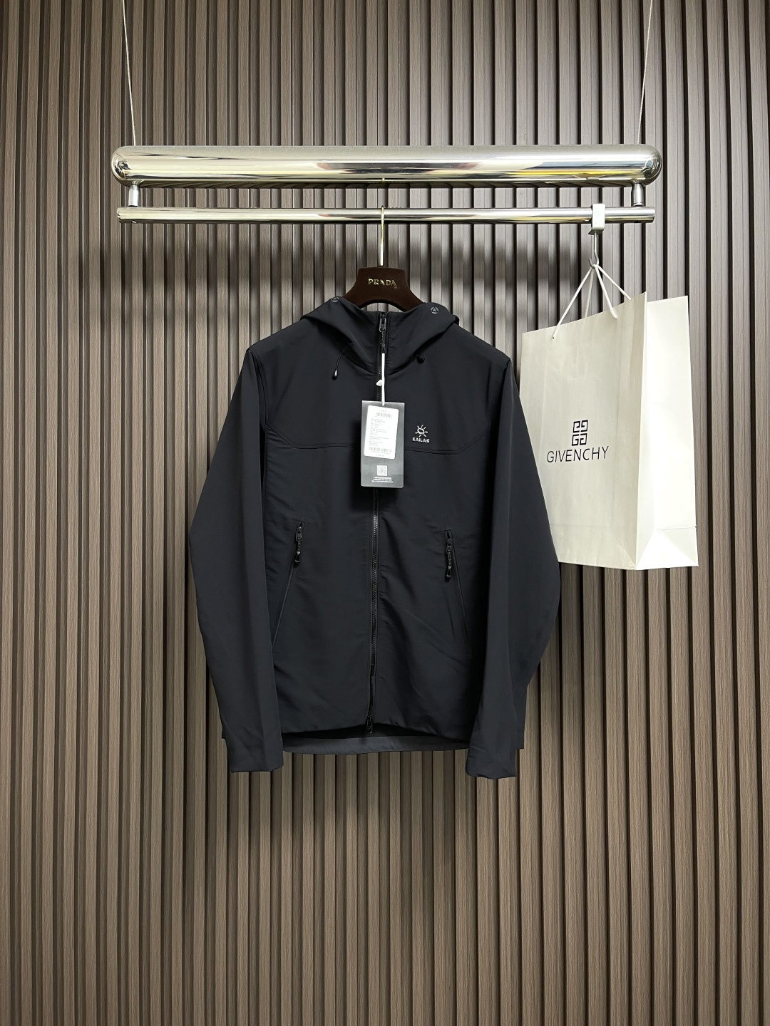 NO:656762,KAILAS M8 series sports outdoor windproof, water-repellent, stretchy and wear-resistant hiking hooded soft shell jacket with logo, full set of accessories details, difference Taizhou light plate embroidery, beautiful price!  Customized auxiliary fabrics for the entire garment, customized zipper pullers, customized logo for the entire garment, carefully crafted, differentiated photoprinting, low cargo elastic high-neck neck protection design, strong comfort and good protective performance, VislonNoSlip ZipTTM provides the strongest protection against the complex outdoor climate, windproof, moisture-proof, and light rain.  The outdoor sports hiking and mountaineering fabric is made of 400D nylon air-change mountaineering cloth. It is breathable and wear-resistant, windproof and water-repellent. The fabric is medium thick and can be worn in spring, autumn and winter!  Size M-3XL,,jackets & coats,jackets & coats,hats,alexander wang19860909KAILAS 凯乐石 M8系列运动户外防风防泼水弹力耐磨徒步连帽软壳夹克徽标外套,全套辅料细节 区别台州光板刺绣 主推价格美丽！全衣定制辅料面料,定制拉链头,全衣logo定制,精心制作,区别光版印花low货弹性高领护脖设计 舒适性强防护性能佳,VislonNoSlip ZipTTM提供最强保护无惧户外复杂气候 防风防潮 无惧中小雨．户外运动徒步登山面料采用400D尼龙空变登山布 透气耐磨 防风防泼水 面料中厚,春秋冬可穿！尺码M-3XL,,jackets & coats,jackets & coats,hats,alexander wang,Men's clothing