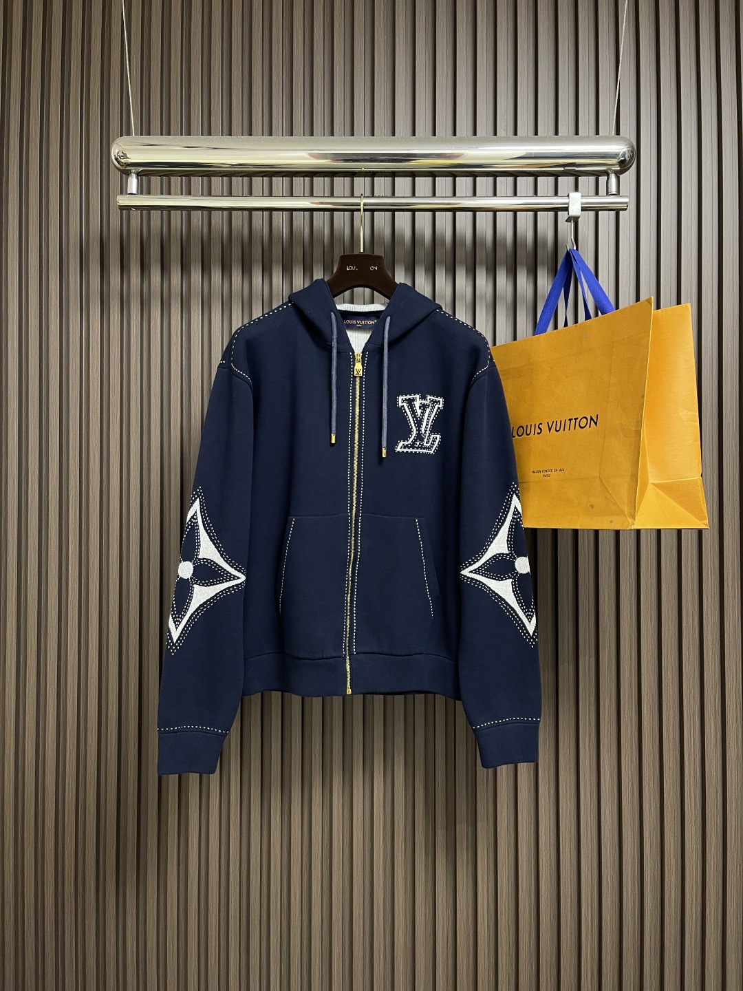 NO:563700,LV four-leaf clover zipper hooded jacket. The fabric is made of 60-count double-ply combed siro spun yarn, which is twisted into one yarn from 3 yarns, and is fixed and dyed in beige gray. It uses an imported 1 4 knitting machine. A variety of local jacquard crafts and extremely complex double-sided middle yarn filling crafts can make the pattern convex and increase the thickness. Fine 16-needle stitching plate and flat turning craftsmanship. The whole piece is washed with soft water. Same style for men and women!  Sizes S-XL,,louis vuitton,jackets & coats,hats,alexander wang19860909LV 四叶草拉链连帽外套,面料采用60支双股精梳赛络纺纱,由3条纱加捻成一股,定板定染米灰色.采用进口1 4针织机.多种局部提花工艺加极为复杂的双面中间添纱工艺,这样才能使花型处有凸感,增加厚度.精细的16针缝盘加平车工艺.整件加柔洗水 男女同款！尺码S-XL,,louis vuitton,jackets & coats,hats,alexander wang,Men's clothing