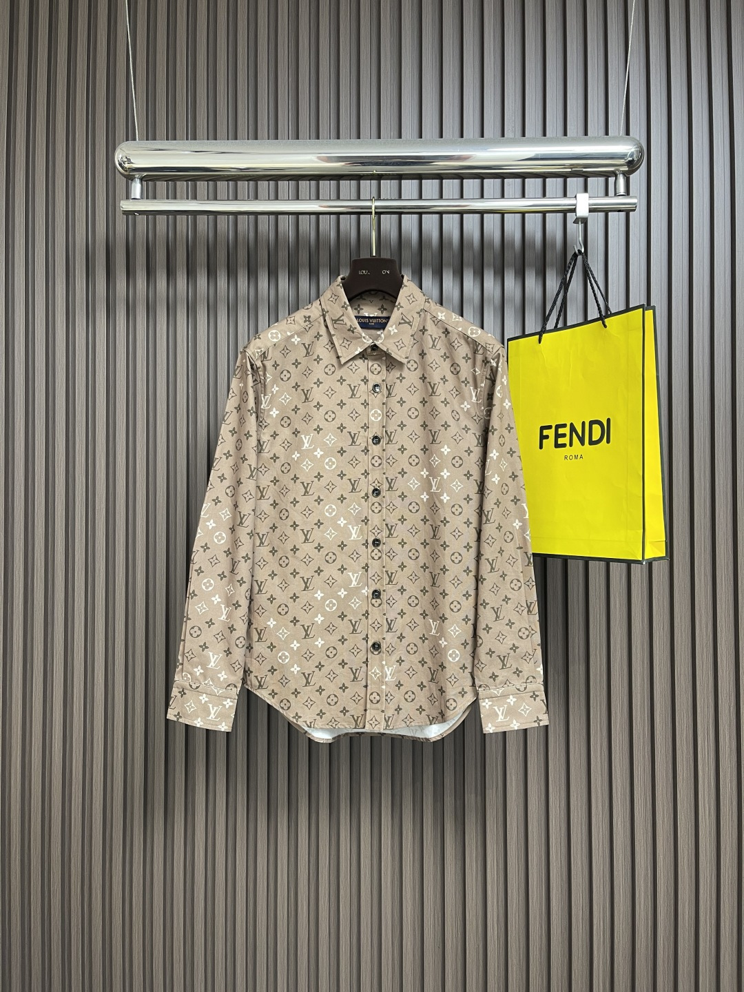 NO:563746,LV 2025ss new printed lapel long-sleeved shirt, customized YB twill cotton material, high-end texture, comfortable to wear, lapel shirt version, placket can be used as a jacket, the whole body is covered with four-leaf clover elements and letter patterns, full of old money feeling. The front shoulder line is matched with decent tailoring, highlighting the tall and neat figure, with arc hem to modify the waist and shoulders, fashionable and fashionable. Sizes S-XL, Louis Vuitton, jackets &  coats,shirts,alexander wang19860909LV 2025ss新品印花翻领长袖衬衫,定制YB斜纹全棉材质,质感高级,穿搭舒适,翻领衬衫版型,开襟可做外套搭配,通体满铺四叶草元素和字母图案,老钱感满满.正肩线条配合得体裁剪,凸显身姿挺拔利落,搭配圆弧下摆修饰腰挎,时髦洋气.尺码S-XL,,louis vuitton,jackets & coats,shirts,alexander wang,Men's clothing