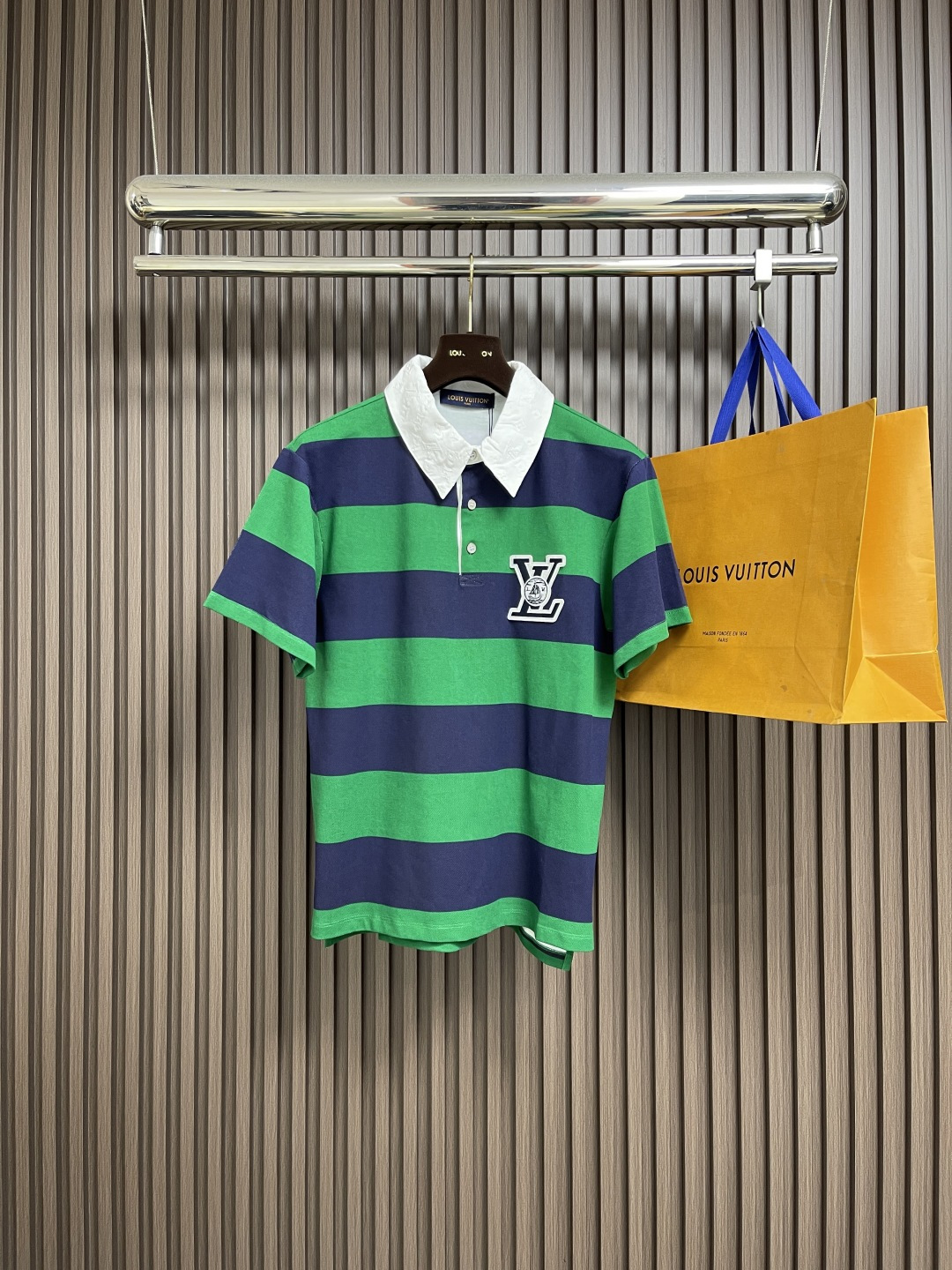 NO:563675,LV 2025Fw early autumn new contrast striped short-sleeved POLO, the fabric is crisp and breathable; the oversize dropped shoulder version is compatible with various body shapes, creating a casual and casual sense of relaxation; the white lapel details and the embroidered letter badge on the front chest combine the brand's classic sailing elements to materialize the brand's historical heritage; the white sailing pattern print on the back continues the 'travel spirit' core and injects an artistic sense into the retro silhouette. Sizes S-M-L, Louis  vuitton,versace,T-shirt,alexander wang19860909LV 2025Fw早秋新款撞色条纹短袖POLO,面料挺括透气；oversize 落肩版型,兼容多元身材,打造随性不随意的松弛感；白色翻领细节,前胸刺绣字母徽章,融合品牌经典帆船元素,将品牌历史底蕴具象化；后背白色帆船图案印花,延续'旅行精神'内核,为复古廓形注入艺术感.尺码S-M-L,,louis vuitton,versace,T-shirt,alexander wang,Men's clothing