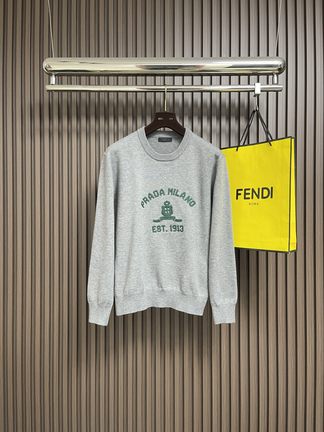 NO:563692,Prada   Logo embroidered crew neck sweater, this regular version of men's crew neck sweater is made of exquisite and delicate wool. The iconic triangle logo, which has always been reinterpreted in a novel way, is embroidered, highlighting the distinctive brand style. The autumn and winter series depicts the image of modern men with a mix of streamlines and full shapes, presenting a vision that is both synchronous and contrary to tradition.  Corner. The weaving technology uses a 14-needle fine-pitch loom for weaving. The number of needles is dense and the yarn is thin. The fabric is light, delicate, soft and skin-friendly, while ensuring a certain degree of warmth and drape. It is suitable for layering in spring and autumn or wearing in early winter. The collar, cuffs and hem are all closed with rib weave structure technology, which has good elasticity, fits the body shape, and is effective in preventing moisture.  It prevents curling and deformation, and improves wearing comfort and durability. The V-neck design is reinforced by precise routing, making the lines neat and smooth, modifying the neckline and making it easy to match. The chain towel embroidery process is used, and the chain stitch is used to outline a three-dimensional velvet pattern, which is soft to the touch and has a distinctive texture, injecting exquisite hand-made texture into the simple version and enhancing the visual appearance.  The overall style is based on simple tailoring, and achieves a balance between practicality and beauty through the integration of weaving density, ruffle functionality and embroidery decoration. It is a versatile item suitable for daily commuting and leisure occasions. Sizes S-XXL, prada, sweaters, alexander   wang19860909Prada 徽标刺绣圆领毛衣,这款常规版男士圆领毛衣采用精美细腻毛料打造,一贯以新颖方式重释的标志性三角形徽标化身刺绣,彰显与众不同的品牌格调.秋冬系列以流线和饱满形的混搭刻画现代男士形象,呈现与传统既同步又相背的视角.织造技术采用14针细针距织机编织,针数密、纱线细,成就面料轻薄细腻、柔软亲肤的同时,保证了一定的保暖性和垂坠感,适合春秋叠穿或初冬穿着.领口、袖口及下摆均以罗纹组织结构工艺收口,弹性佳、贴合身形,有效防止卷边变形,提升穿着舒适度与耐久性.V领设计通过精准走线加固,线条利落流畅,修饰颈线且便于搭配.运用锁链式毛巾刺绣工艺,以链条针法勾勒出立体绒感图案,触感柔软、纹理鲜明,为简约版型注入精致手作质感,增强视觉层次.整体风格以简约剪裁为基础,通过织造密度、罗口功能性与刺绣装饰的融合,实现实用性与美感的平衡,是一款适合日常通勤与休闲场合的百搭单品.尺码S-XXL,,prada,sweaters,alexander wang,Men's clothing