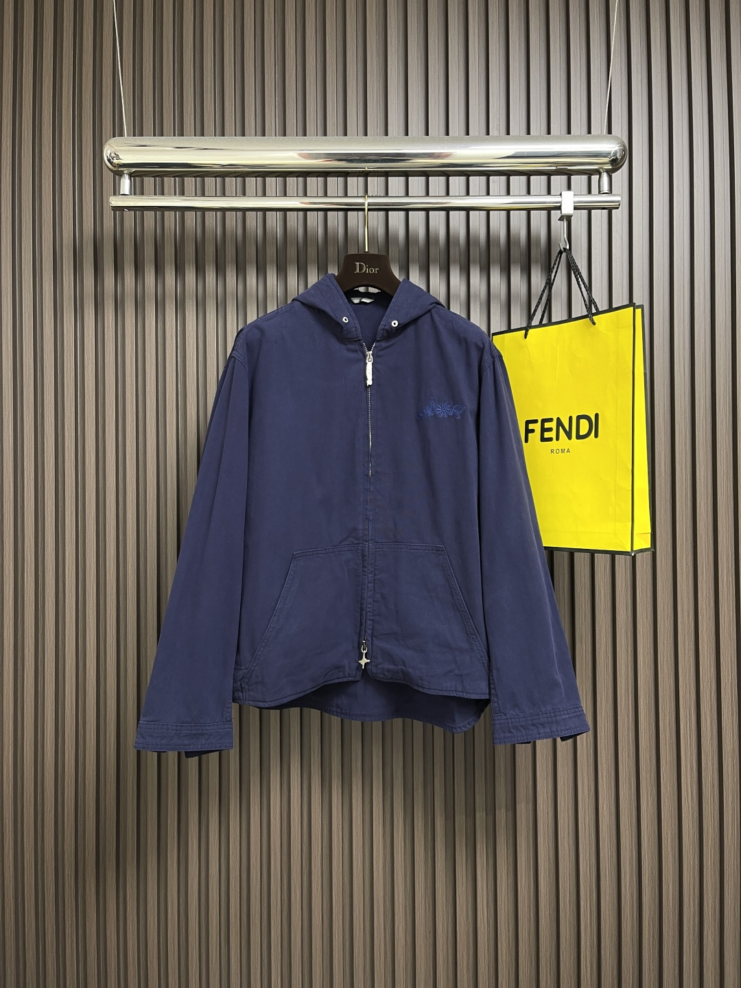 NO:563688,Dior 2025ss new hooded zipper sweatshirt is a new product in the 2025 autumn series, from the AND LEWIS HLTON limited series. It is carefully made of blue cotton fabric, decorated with tonal co-branded series embroidery, and reinterprets the logo in a graphic style. It can be matched with the co-branded series to create a refined look. Sizes 46-52 S-XL, dior, hoodie, sweatshirts, hats, alexander wang19860909Dior 2025ss新款连帽拉链卫衣,是二零二五秋季系列新品,来自 AND LEWIS HLTON 限定系列.采用蓝色棉质面料精心制作,饰以同色调联名系列刺绣,以图形风格重新诠释 标志.可与该联名系列的搭配,打造精致的造型.尺码46-52 S-XL,,dior,hoodie,sweatshirts,hats,alexander wang,Men's clothing