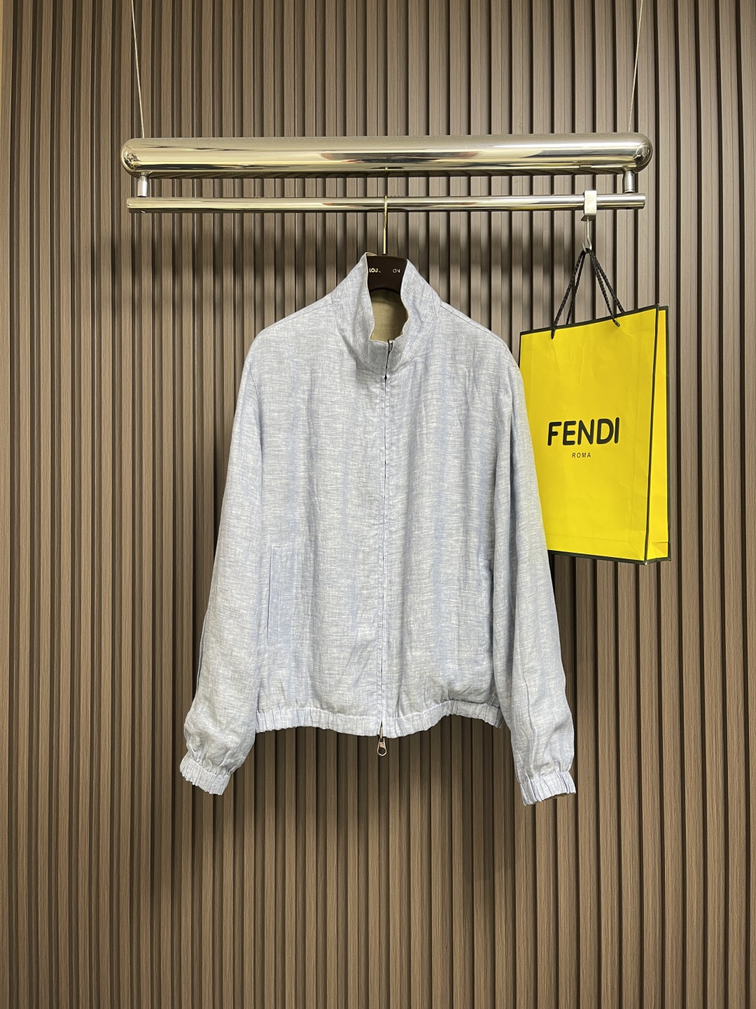 NO:563665,LP Loropiana  2025ss reversible linen bomber jacket. The bomber jacket features elastic cuffs and a two-way zipper closure. This reversible design is specially designed for leisure, travel, sports and other occasions. It is made by Solbiati workshop masters.  Carefully crafted Solaire linen fabric and treated with special techniques to give it a smooth wrinkle-resistant drape and excellent soft touch. Stand collar, front welt pockets, elasticated hem and cuffs, two-way zipper closure. Sizes S-XL,, loro  piana,loro piana,jackets & coats,jackets & coats,alexander wang19860909LP Loropiana 2025ss双面亚麻飞行员夹克外套,飞行员夹克以其弹性袖口和双向拉链开合为特色,这款可双面穿着的设计,专为休闲、旅行、运动等多种场合打造,采用Solbiati工坊大师精心制作的Solaire亚麻面料,并经过特殊工艺处理,赋予其流畅抗皱的垂坠感与卓越的柔软触感,立领,正面贴边口袋,松紧下摆和袖口,双向拉链开合.尺码S-XL,,loro piana,loro piana,jackets & coats,jackets & coats,alexander wang,Men's clothing