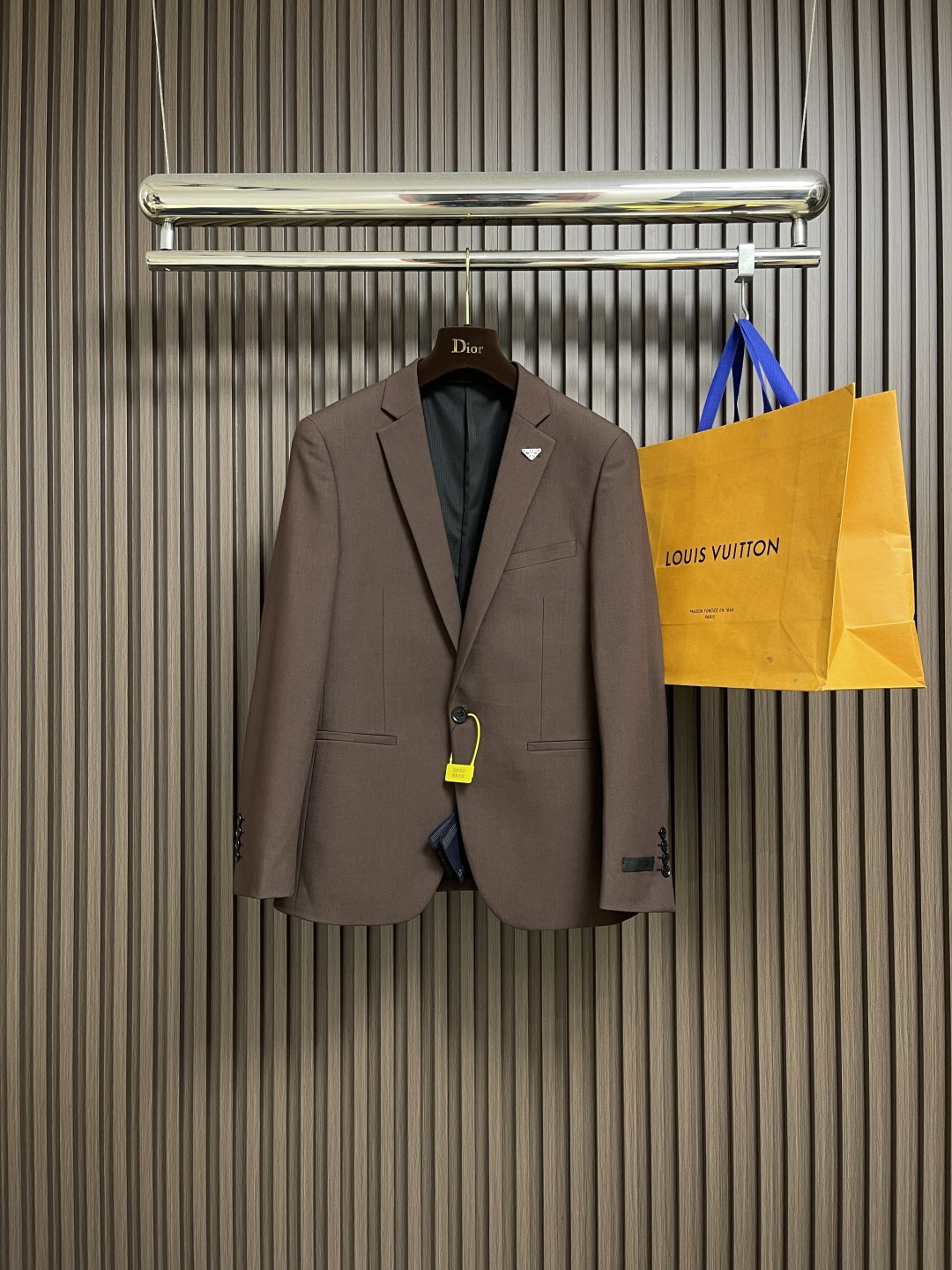 NO:656759,The whole set can be sold separately, single suit, trousers, Prada simple casual blazer, trousers suit, original polyester fiber fabric, breathable, soft and warm, very straight and drapey, the whole piece is neatly routed, all hardware and accessories are supplied by customers and have logo top accessories. At first glance, it is high-end fabrics. This kind of fabrics are all custom-woven. There is no such thing as good products from regular large factories. There is nothing picky about them.  Such a piece is always worn and very practical. Sizes 46-56, prada, jackets & coats, business suit, alexander wang19860909整套 可拆卖 单西服 西裤Prada 简约休闲西装外套西裤套装,原版聚酯纤维面料,透气柔软保暖性很强,笔挺垂感十足,整件车工走线整齐平整,所有五金附料都是客供带logo顶级配件 一看就是高档的面料 这种面料都是定织的 外面根本就没有 正规大厂途径出来的好货,无任何有挑剔的地方 这样的一件属于常备常穿的,实用性很强.尺码46-56,,prada,jackets & coats,business suit,alexander wang,Men's clothing