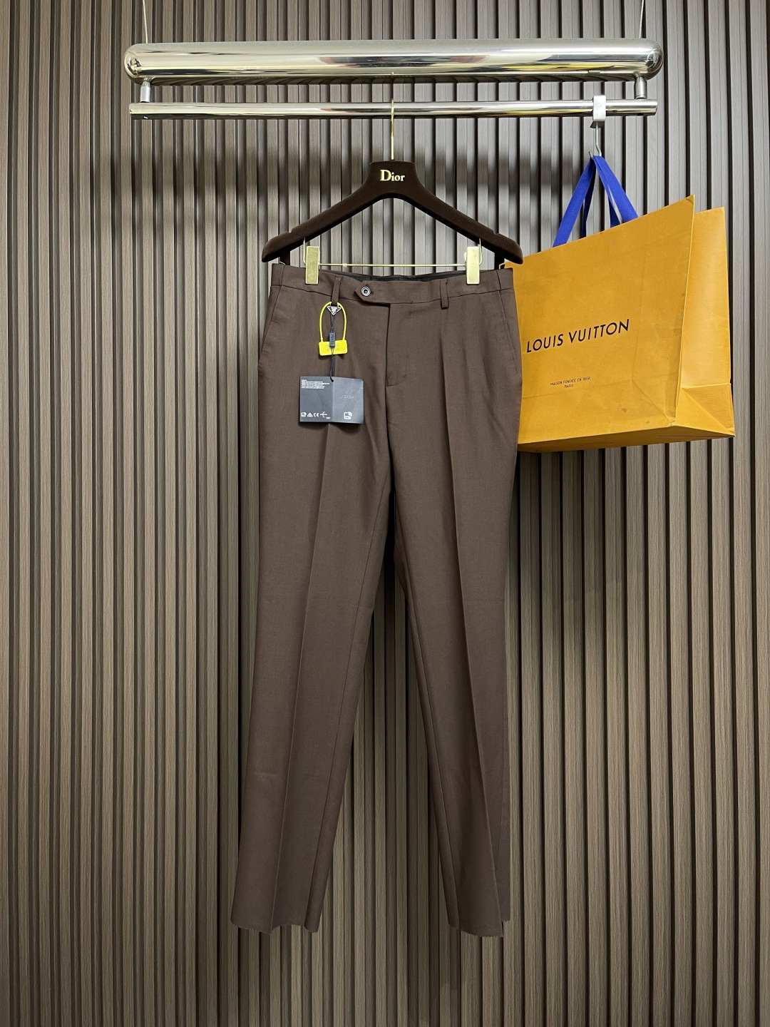 NO:567798,The whole set can be sold separately, single suit, trousers, Prada simple casual blazer, trousers suit, original polyester fiber fabric, breathable, soft and warm, very straight and drapey, the whole piece is neatly routed, all hardware and accessories are supplied by customers and have logo top accessories. At first glance, it is high-end fabrics. This kind of fabrics are all custom-woven. There is no such thing as good products from regular large factories. There is nothing picky about them.  Such a piece is always worn and very practical. Sizes 46-56, prada, jackets & coats, business suit, alexander wang19860909整套 可拆卖 单西服 西裤Prada 简约休闲西装外套西裤套装,原版聚酯纤维面料,透气柔软保暖性很强,笔挺垂感十足,整件车工走线整齐平整,所有五金附料都是客供带logo顶级配件 一看就是高档的面料 这种面料都是定织的 外面根本就没有 正规大厂途径出来的好货,无任何有挑剔的地方 这样的一件属于常备常穿的,实用性很强.尺码46-56,,prada,jackets & coats,business suit,alexander wang,Men's clothing