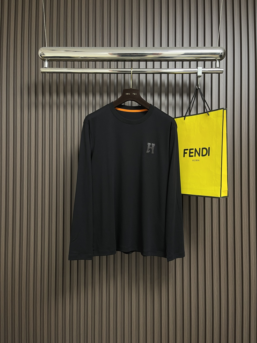 NO:567783,hermes 2025SS new autumn and winter long-sleeved T-shirt, leather brand logo design, clean and neat tailoring, full of urban style, the fabric feels soft and dry, the upper body effect is crisp and stylish, three-dimensional cutting technology. Size M-3XL,, hermes, tees, t-shirt, alexander wang19860909hermes 2025SS秋冬新品长袖T恤,拼皮品牌logo设计,干净利落剪裁 都市风十足,面料手感软糯干爽,上身效果挺括有型,立体裁剪工艺.尺码M-3XL,,hermes,tees，t-shirt,alexander wang,Men's clothing