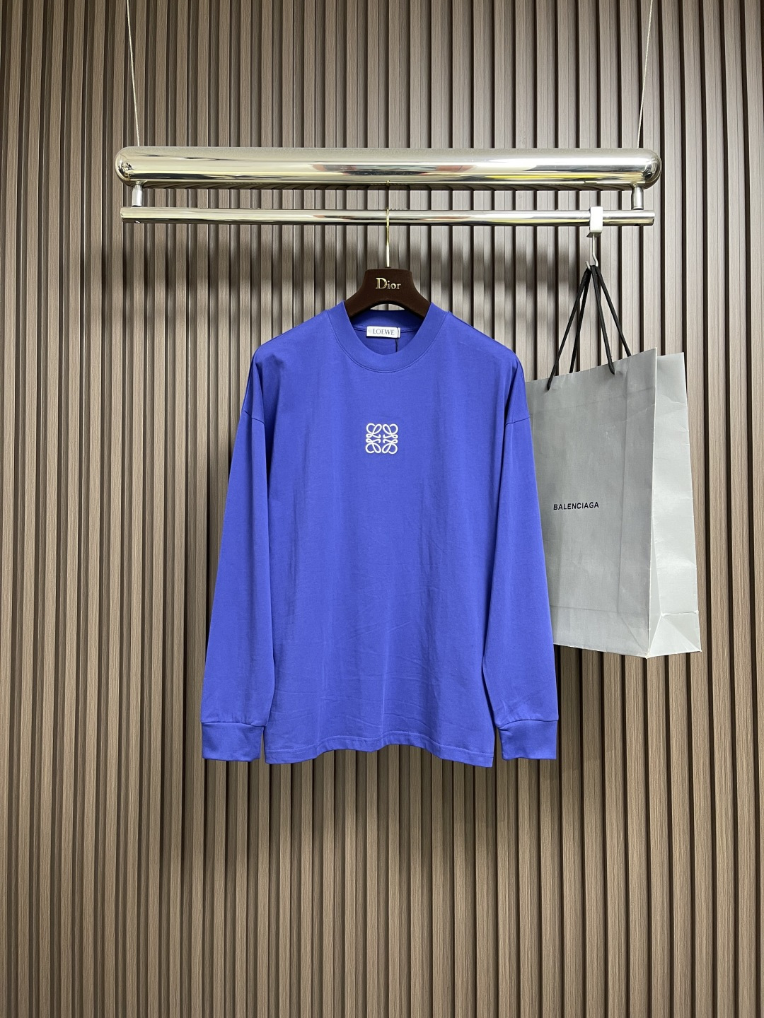 NO:569778,LOEWE 2025SS new solid color round neck long-sleeved T-shirt with small logo embroidery on the chest. The high-quality fabric is skin-friendly and comfortable. It is made of 260 grams of high-quality pure cotton fabric. It has been washed by garments and feels soft and delicate. The loose version is casual and slim, and it is highly tolerant to various body types. Sizes M-3XL, loewe, tees, t-shirt, alexander wang19860909LOEWE 2025SS新款纯色胸前小标Logo刺绣圆领长袖T恤,优质面料亲肤舒适、选用260克高品质纯棉面料,经过成衣水洗、触感柔软细腻,宽松版型随性显瘦,对各种身材都有着极高的包容性.尺码M-3XL,,loewe,tees，t-shirt,alexander wang,Men's clothing