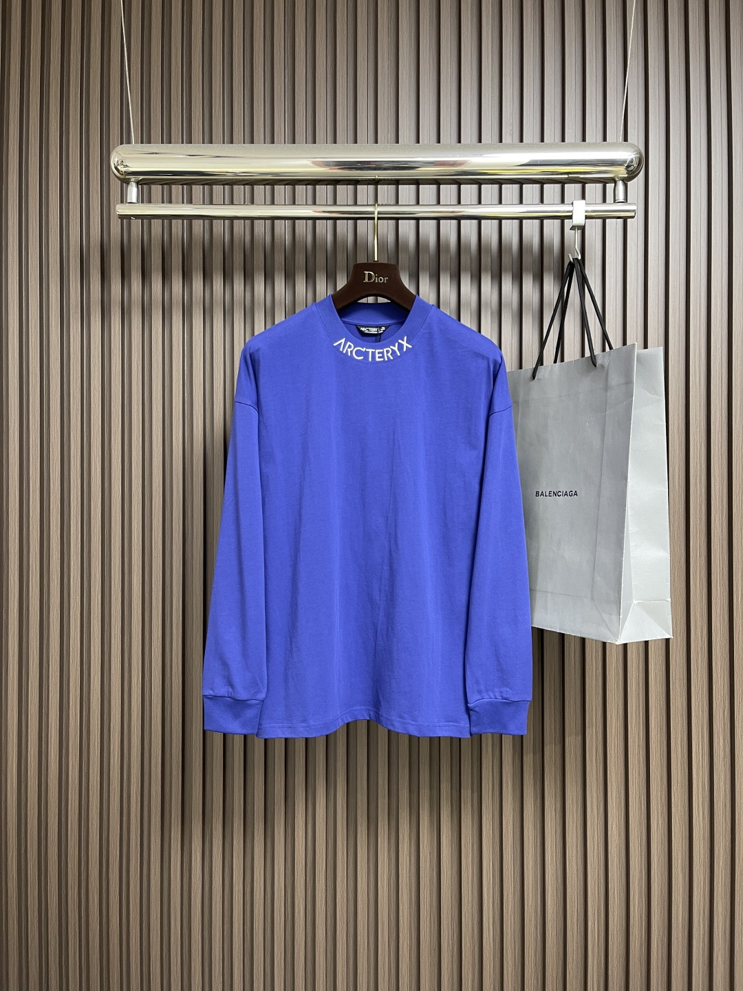 NO:567748,ARCTERYX Arc'teryx collar logo round neck long-sleeved T-shirt, practical and versatile base style. Recommended for early autumn. It returns to the simplest design and color matching. The matching can also be very simple. The classic logo embroidery on it will give you an eye-catching pleasure. The tailoring is perfect and the workmanship is exquisite. It is a must-have item. It really won't let you down. Don't worry!  Size M-3XL,arc'teryx,tees,t-shirt,alexander wang19860909ARCTERYX 始祖鸟领口Logo圆领长袖T恤 ,实用百搭打底款式 早秋推荐 回归最简约的设计和配色,搭配也可以很简单,上面的经典logo刺绣给你眼前一亮的快感,剪裁完美、做工精致、必入单品首选,真的不会让你失望放心入！尺码M-3XL,arc'teryx,tees，t-shirt,alexander wang,Men's clothing