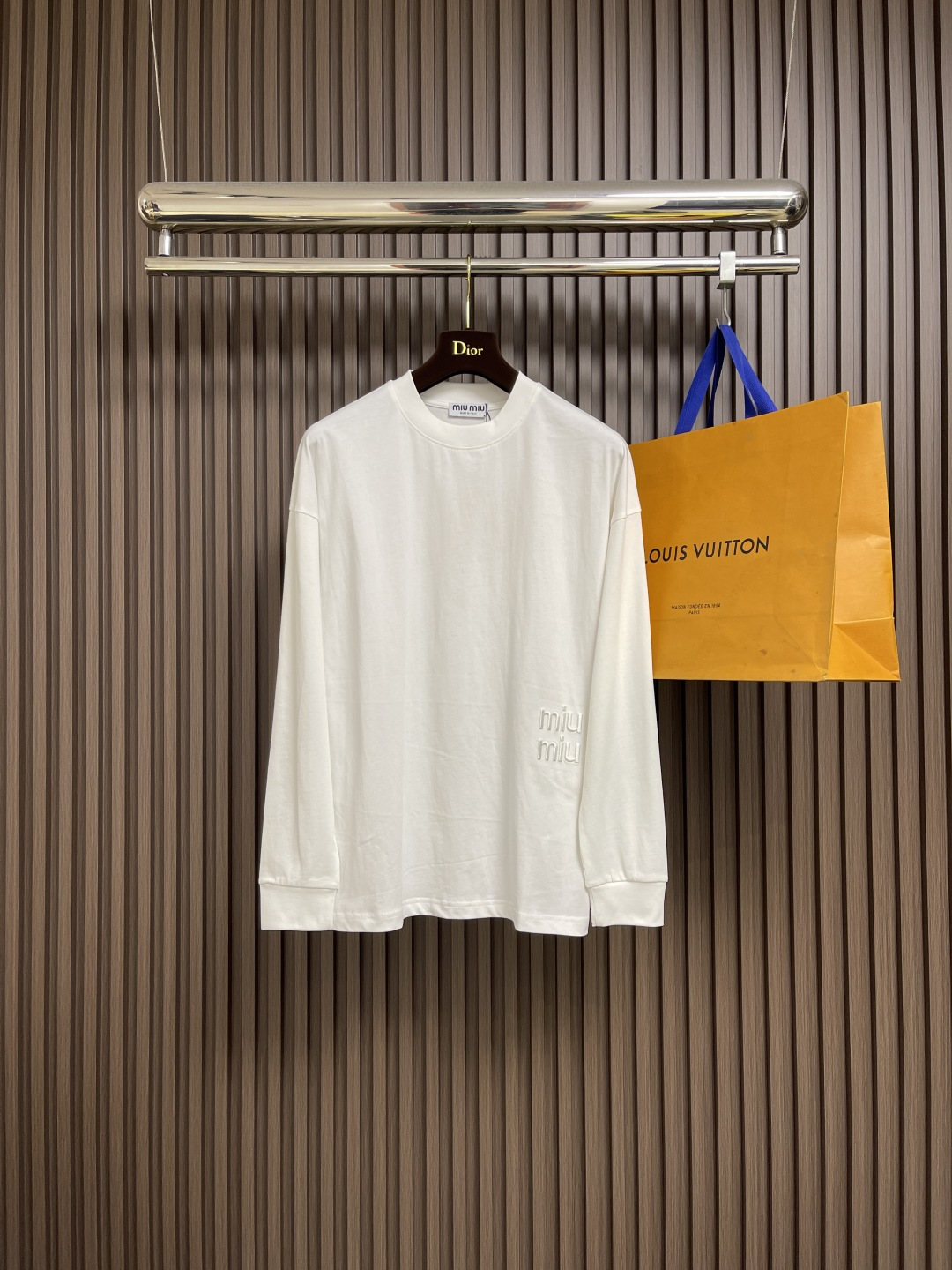 NO:567763,miumiu 2025ss early autumn new long-sleeved round neck T-shirt, avant-garde and fashionable design!  High-end customized high-count cotton fabrics.  Soft to the touch.  Comfortable to wear.  Level of exquisite car lines.  Fine workmanship.  The upper body effect is incomparably handsome!  A must-have item for a stylish man. Sizes M-3XL, miumiu, tees, t-shirt, alexander wang19860909miumiu 2025ss早秋新款长袖圆领t恤,设计前卫时尚！高端定制高支棉面料．手感柔软．穿着舒适．级别精致车线．做工精细．上身效果无敌帅气！型男必备单品.尺码M-3XL,,miumiu,tees，t-shirt,alexander wang,Men's clothing