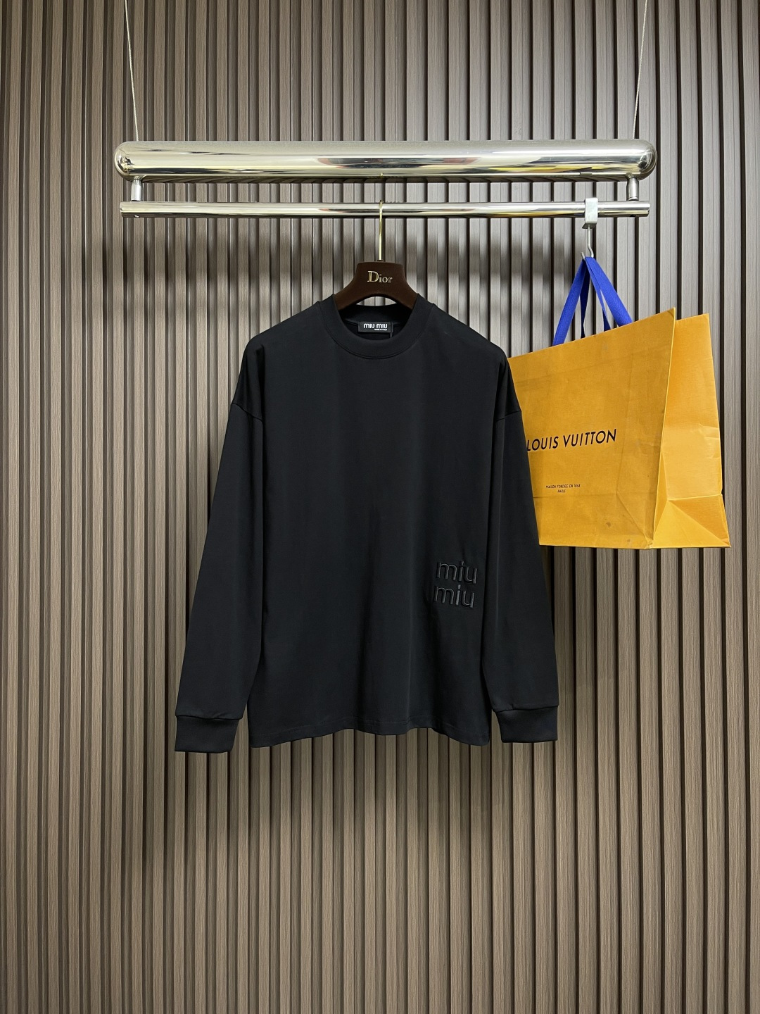 NO:656744,miumiu 2025ss early autumn new long-sleeved round neck T-shirt, with avant-garde and fashionable design!  High-end customized high-count cotton fabrics.  Soft to the touch.  Comfortable to wear.  Level of exquisite car lines.  Fine workmanship.  The upper body effect is incomparably handsome!  A must-have item for a stylish man. Sizes M-3XL, miumiu, tees, t-shirt, alexander wang19860909miumiu 2025ss早秋新款长袖圆领t恤,设计前卫时尚！高端定制高支棉面料．手感柔软．穿着舒适．级别精致车线．做工精细．上身效果无敌帅气！型男必备单品.尺码M-3XL,,miumiu,tees，t-shirt,alexander wang,Men's clothing