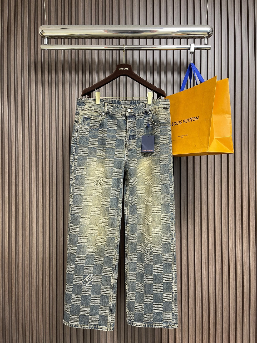 NO:563691,LV checkerboard denim straight trousers, the fabric is integrated into 3D Der jacquard. The classic pattern is combined with 3D jacquard. The two technologies are combined to weave three-dimensional patterns on the fabric through a loom. Sand washing fades and makes the effect old. This fabric uses sand washing process and special dyeing technology. The natural wear and fading effect of the denim after washing makes it look more retro and historical.!  The surface of sand-washed and distressed denim fabric shows uneven fading and signs of wear!  Size 28-30-32-34-36,,louis vuitton,alexander wang19860909LV 棋盘格牛仔直筒长裤,面料融入3D Der提花,经典的图案融合3D提花两种技术相结合,通过织机在面料上织出立体花纹的工艺.砂洗褪色做旧效果,这种面料通过砂洗工艺和特殊的染色技术,洗涤后牛仔布的自然磨损和褪色效果,使其看起来更加复古和具有历史感.！砂洗泛白做旧丹宁面料的表面呈现出不均匀的褪色和磨损痕迹！尺码28-30-32-34-36,,louis vuitton,alexander wang,Men's clothing