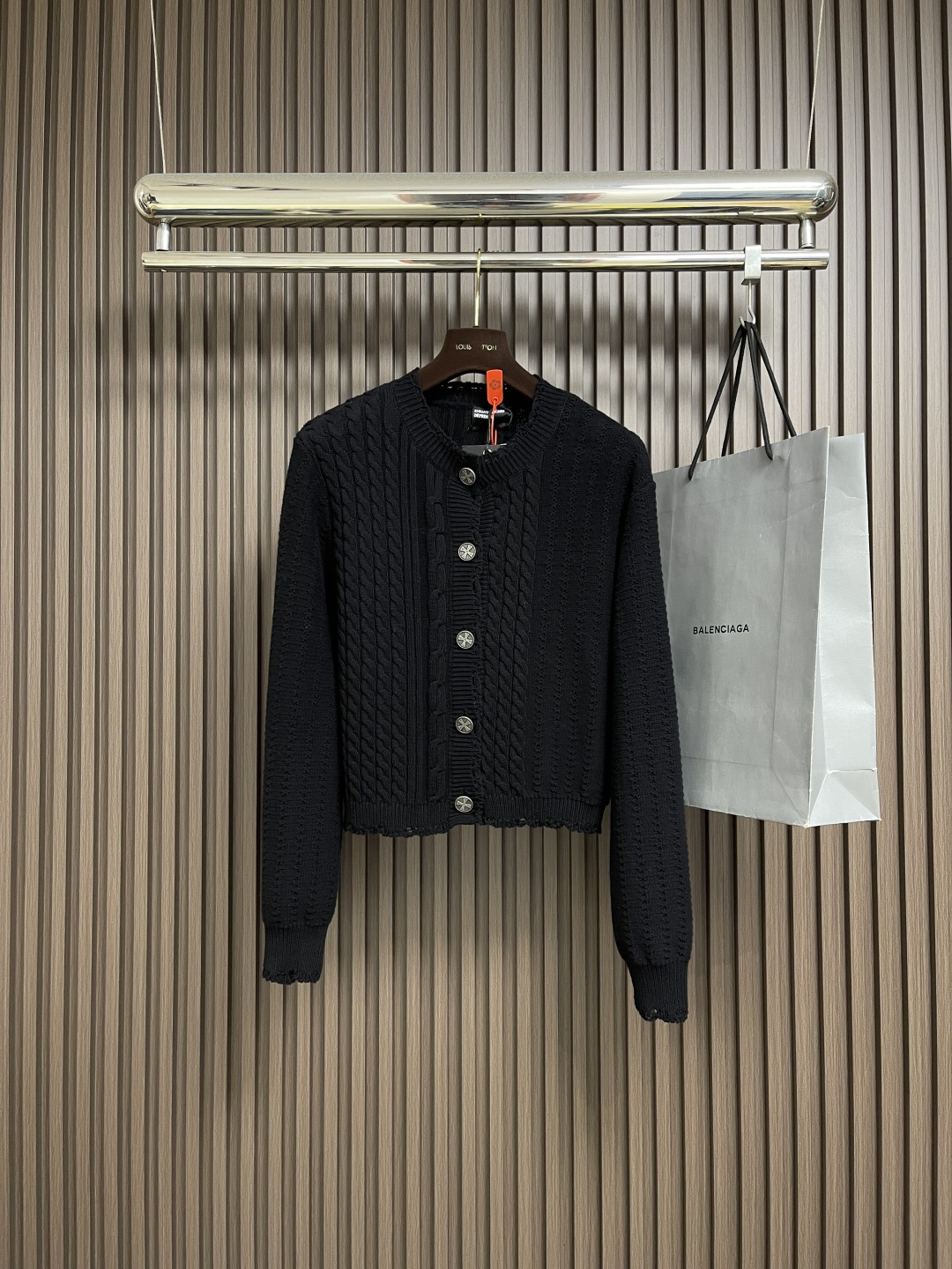 NO:563738,Enfants Riches Deprimes Twist sweater cardigan, custom-woven high-density cotton wool, excellent texture, comfortable and close to the skin, with deep black as the base, calm and elegant. The front panel is laid out in an absolutely symmetrical sense of order. Five bronze buttons are arranged longitudinally along the placket. The vertical rope pattern has a visual slimming effect and follows the golden ratio. The back panel tears away the regularity of the front panel with deliberate disorder. Asymmetric holes are scattered like star trails. Wonderful ideas  It is the rebellion of contemporary design against perfectionism, highlighting the concept of the brand's 'Melancholy Rich Second Generation'. The restrained sense of ritual is less is more. Rope pattern carving and weaving is a high-end knitting technique that combines three-dimensional twisted rope craftsmanship with asymmetric hollowing technology. Graphic loopholes of different sizes are formed through needle hollowing. Finally, the raw edge curvature of the spiral loophole edge of each knot is manually fine-tuned.   Three-dimensional cable weaving. Through clever shifting and interweaving of coils, adjacent coils are cross-shifted to form a twisting effect. The lines are smooth and regular. It is time-consuming and laborious. The garment washing water is softened and deodorized. The clothes are deeply cleaned and deodorized through professional washing equipment and specific detergents to improve the feel and appearance of the clothes. Sizes S-XL, sweaters, gold, alexander wang19860909Enfants Riches Deprimes 麻花毛衣开衫 定织绞骨厚筑高密棉织毛料 质感卓越 舒适贴肤 以深邃黑色为底 沉稳大气 以绝对对称的秩序感铺陈前幅 五粒古铜纽扣沿门襟纵向排列 纵向绳纹自带视觉显瘦效果遵循黄金分割比 例 后幅以刻意的无序撕裂前幅的规整 非对称漏洞如星轨散落 奇思妙想 恰是当代设计对完美主义的反叛 突出品牌'忧郁的富二代'理念 克制的仪式感少即是多 绳纹雕镂织法 将立体扭绳工艺与非对称镂空技术结合的高阶针织技法 通过抽针镂空方式 形成大小不一的图形漏洞 最终对每处绳结的螺旋漏洞边缘的毛边弧度进行手工微调 立体绞花精织 通过对线圈的巧妙移位和交织 将相邻的线圈进行交叉移位 形成绞花的扭曲效果 线条流畅规整 耗时费力 成衣洗水加软去味工艺 通过专业的洗涤设备和特定的洗涤剂 对衣物进行深度清洁和去味处理 改善衣物的手感和外观.尺码S-XL,,sweaters,gold,alexander wang,Men's clothing