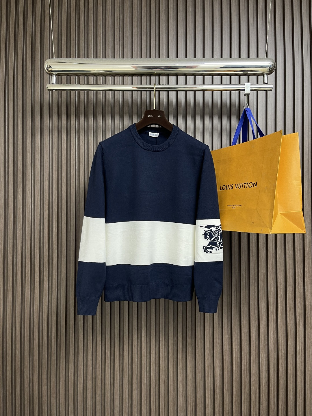 NO:571306,Burberry 2025Fw horizontal striped arm war horse print crew neck sweater. Customized fabric. After washing, the ready-made garment weighs 450g. It feels smooth and textured, and the upper body is breathable, comfortable and skin-friendly. The arms and waist are integrated with contrasting offset printing, embellished with the classic war horse logo. Simple yet fashionable, it is a classic concept work from Burberry, interpreting the wardrobe must-have style with a distinctive style. Sizes M-XXL,, burberry, alexander wang19860909Burberry 2025Fw 横条纹手臂战马印花圆领针织衫.定制面料 成衣经过水洗后达450g,手感顺滑有质感,上身透气舒适亲肤.手臂以及环腰一体撞色胶印印花,点缀经典战马徽标.简约不失时尚气息,来自Burberry的经典理念之作,以鲜明风格诠释衣橱必备款式.尺码M-XXL,,burberry,alexander wang,Men's clothing