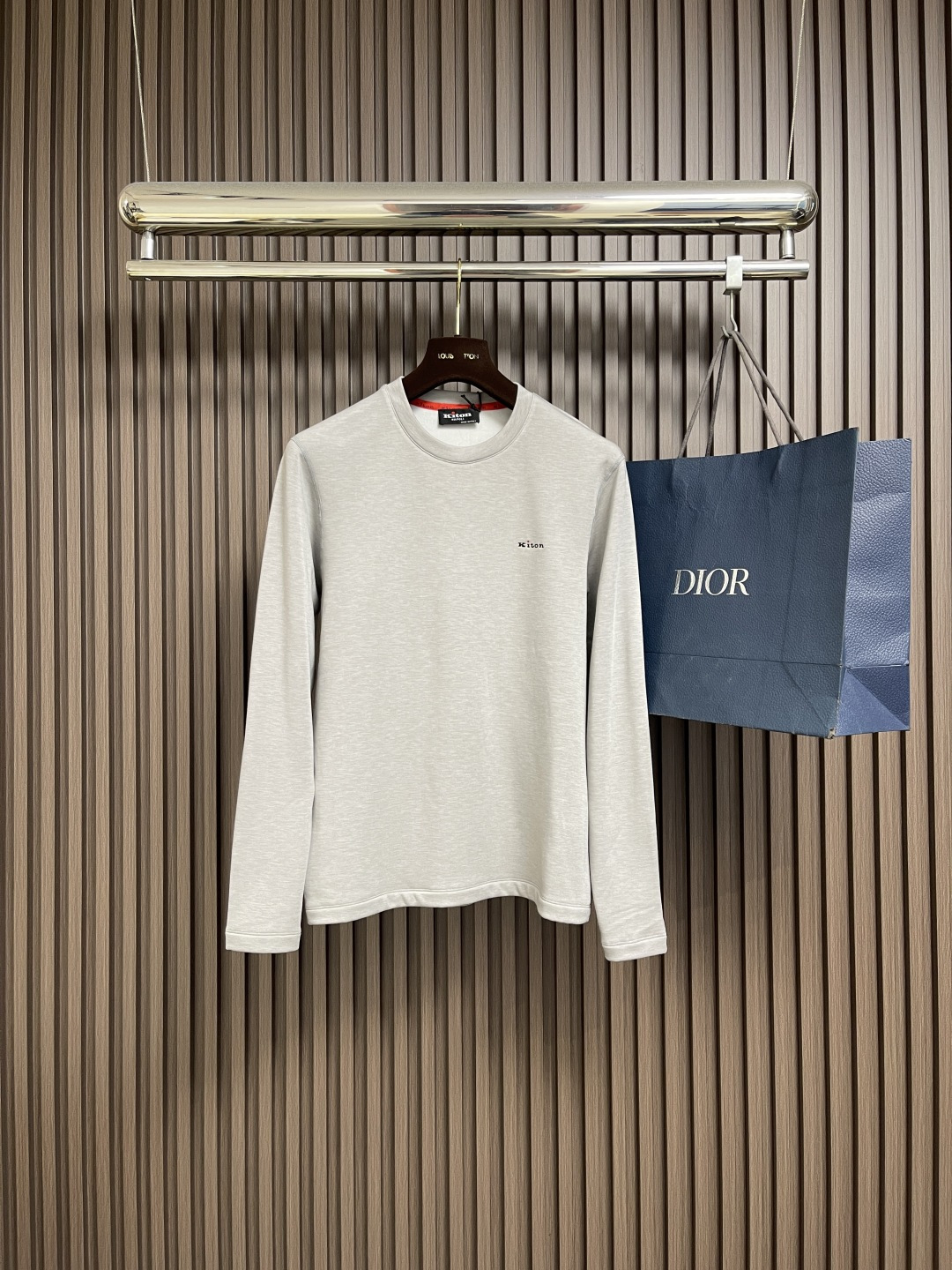 NO:567818,Complete set not sold kiton  The classic bottoming long-sleeved T-shirt, bottoming shirt and leggings set is an indispensable item in the wardrobe of urban elites. This long-sleeved shirt has a simple yet stylish design. It is made of high-quality fabrics, soft, comfortable and breathable. It can stay dry even if worn for a long time, giving the most intimate care to the skin. Classic round neck  The design modifies the neck line and highlights the elegance; the long-sleeved style is both warm and fashionable. The details are genuine, with exquisite tailoring and routing, each of which reveals the brand's persistence and pursuit of quality. Sizes M-3XL, tees, t-shirt, alexander  wang19860909整套 不拆卖 kiton 经典打底长袖T恤打底衫打底裤套装,是都市精英衣橱中不可或缺的单品.这款长袖衫以其简约而不失格调的设计.采用高品质面料,柔软舒适且透气性好,即便长时间穿着也能保持干爽,给予肌肤最贴心的呵护.经典圆领设计,修饰颈部线条,彰显优雅气质；长袖款式,既保暖又不失时尚感.细节之处见真章,精致的剪裁与走线,每一处都透露着品牌对品质的坚持与追求.尺码M-3XL,,tees，t-shirt,alexander wang,Men's clothing