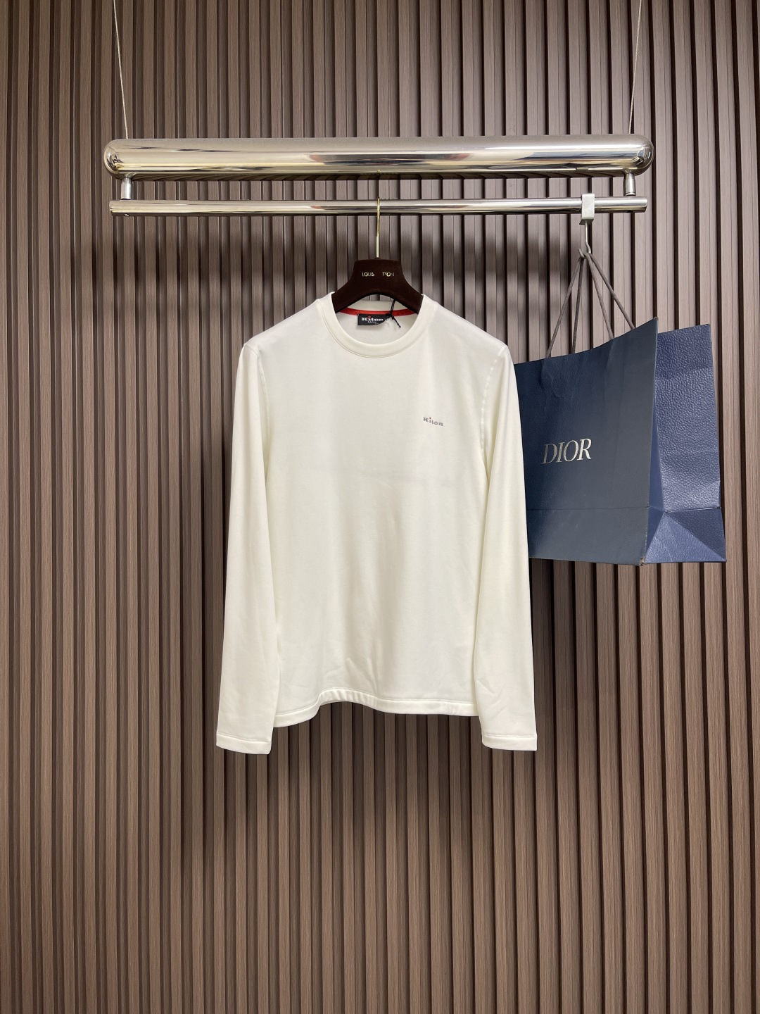 NO:567741,Complete set not sold kiton  The classic bottoming long-sleeved T-shirt, bottoming shirt and leggings set is an indispensable item in the wardrobe of urban elites. This long-sleeved shirt has a simple yet stylish design. It is made of high-quality fabrics, soft, comfortable and breathable. It can stay dry even if worn for a long time, giving the most intimate care to the skin. Classic round neck  The design modifies the neck line and highlights the elegance; the long-sleeved style is both warm and fashionable. The details are genuine, with exquisite tailoring and routing, each of which reveals the brand's persistence and pursuit of quality. Sizes M-3XL, tees, t-shirt, alexander  wang19860909整套 不拆卖 kiton 经典打底长袖T恤打底衫打底裤套装,是都市精英衣橱中不可或缺的单品.这款长袖衫以其简约而不失格调的设计.采用高品质面料,柔软舒适且透气性好,即便长时间穿着也能保持干爽,给予肌肤最贴心的呵护.经典圆领设计,修饰颈部线条,彰显优雅气质；长袖款式,既保暖又不失时尚感.细节之处见真章,精致的剪裁与走线,每一处都透露着品牌对品质的坚持与追求.尺码M-3XL,,tees，t-shirt,alexander wang,Men's clothing