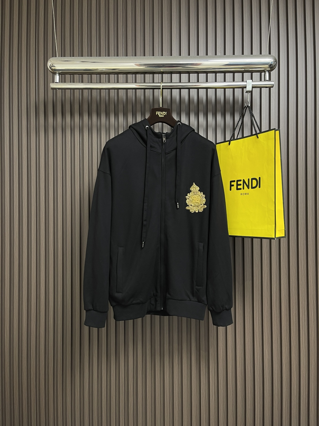 NO:567737,DolceGabbana DG 2025SS Autumn and Winter Classic Hooded Men's Sweater Jacket. The design adopts classic heavy embroidery patch technology, which is one of the highlights of this sweatshirt, giving a delicate and textured visual effect. The detailed embroidery makes the sweatshirt more layered, highlighting the brand's personality and uniqueness. The hooded style, cuffs and hem are designed with knitted threads, which increases the overall comfort. The details of the threads make the sweatshirt more textured, showing meticulous craftsmanship and design.  Tailored fit   The choice of pure cotton fabric allows this hooded sweatshirt to provide sufficient warmth in autumn and winter. The thickness is moderate, which can keep warmth without being too heavy, making it suitable for daily wear. This men's hooded sweatshirt is not only comfortable and practical, but also shows your personal fashion taste. Paired with a pair of jeans or casual pants, you can create a casual and fashionable look. Size 44-54 M-4XL 44/M, back center length 67, shoulder width 56.5, bust 106  46/L Back center length 69 Shoulder width 58 Bust 110 48/XL Back center length 71 Shoulder width 59.5 Bust 114 50/2XL Back center length 73 Shoulder width 61 Bust 118 52/3XL Back center length 75 Shoulder width 62.5 Bust 122 54/4XL Back center length 77 Shoulder width 64   Bust 126,,Dolce&Gabbana,hoodie,sweatshirts,jeans,jackets & coats,hats,alexander wang19860909DolceGabbana DG 2025SS秋冬经典连帽款 男士卫衣外套 设计采用经典重工刺绣贴布工艺是这款卫衣的亮点之一,给人一种精致而有质感的视觉效果.细致的刺绣使得卫衣更具层次感,凸显了品牌的个性和独特性.连帽的款式 袖口和下摆采用针织螺纹设计,增加了整体的舒适性 螺纹的细节使得卫衣更加有质感,展现了细致的工艺和设计 合体的剪裁 纯棉面料选择使得这款连帽卫衣在秋冬季节能够提供足够的保暖性.厚度适中,既能保持温暖又不至于过于厚重,适合日常的穿着.这款男士连帽卫衣不仅舒适实穿,还能展现个人的时尚品味.搭配一条牛仔裤或休闲裤,可以打造出休闲时尚的造型.尺码44-54 M-4XL 44/M 后中衣长67肩宽56.5 胸围106 46/L后中衣长69肩宽58胸围110 48/XL 后中衣长71 肩宽59.5 胸围114 50/2XL后中衣长73肩宽61 胸围118 52/3XL后中衣长75肩宽62.5 胸围122 54/4XL后中衣长77肩宽64 胸围126,,Dolce&Gabbana,hoodie,sweatshirts,jeans,jackets & coats,hats,alexander wang,Men's clothing