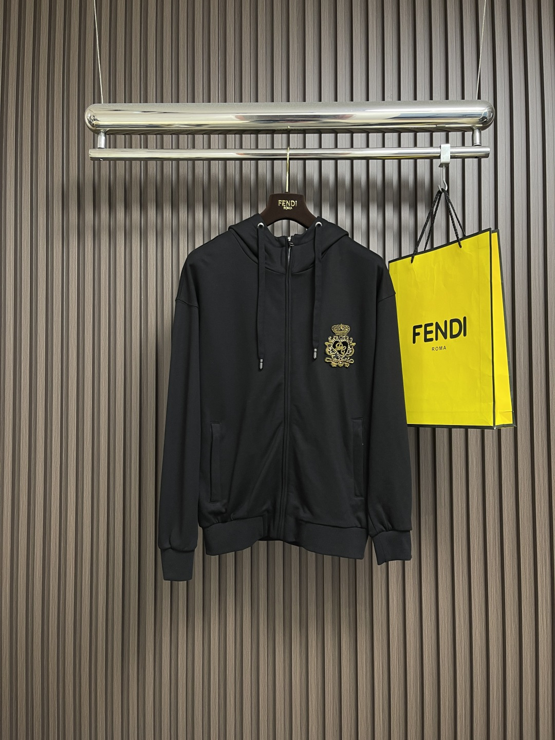 NO:567788,DolceGabbana DG 2025SS Autumn and Winter Classic Hooded Men's Sweater Jacket. The design adopts classic heavy embroidery patch technology, which is one of the highlights of this sweatshirt, giving a delicate and textured visual effect. The detailed embroidery makes the sweatshirt more layered, highlighting the brand's personality and uniqueness. The hooded style, cuffs and hem are designed with knitted threads, which increases the overall comfort. The details of the threads make the sweatshirt more textured, showing meticulous craftsmanship and design.  Tailored fit   The choice of pure cotton fabric allows this hooded sweatshirt to provide sufficient warmth in autumn and winter. The thickness is moderate, which can keep warmth without being too heavy, making it suitable for daily wear. This men's hooded sweatshirt is not only comfortable and practical, but also shows your personal fashion taste. Paired with a pair of jeans or casual pants, you can create a casual and fashionable look. Size 44-54 M-4XL 44/M, back center length 67, shoulder width 56.5, bust 106  46/L Back center length 69 Shoulder width 58 Bust 110 48/XL Back center length 71 Shoulder width 59.5 Bust 114 50/2XL Back center length 73 Shoulder width 61 Bust 118 52/3XL Back center length 75 Shoulder width 62.5 Bust 122 54/4XL Back center length 77 Shoulder width 64   Bust 126,,Dolce&Gabbana,hoodie,sweatshirts,jeans,jackets & coats,hats,alexander wang19860909DolceGabbana DG 2025SS秋冬经典连帽款 男士卫衣外套 设计采用经典重工刺绣贴布工艺是这款卫衣的亮点之一,给人一种精致而有质感的视觉效果.细致的刺绣使得卫衣更具层次感,凸显了品牌的个性和独特性.连帽的款式 袖口和下摆采用针织螺纹设计,增加了整体的舒适性 螺纹的细节使得卫衣更加有质感,展现了细致的工艺和设计 合体的剪裁 纯棉面料选择使得这款连帽卫衣在秋冬季节能够提供足够的保暖性.厚度适中,既能保持温暖又不至于过于厚重,适合日常的穿着.这款男士连帽卫衣不仅舒适实穿,还能展现个人的时尚品味.搭配一条牛仔裤或休闲裤,可以打造出休闲时尚的造型.尺码44-54 M-4XL 44/M 后中衣长67肩宽56.5 胸围106 46/L后中衣长69肩宽58胸围110 48/XL 后中衣长71 肩宽59.5 胸围114 50/2XL后中衣长73肩宽61 胸围118 52/3XL后中衣长75肩宽62.5 胸围122 54/4XL后中衣长77肩宽64 胸围126,,Dolce&Gabbana,hoodie,sweatshirts,jeans,jackets & coats,hats,alexander wang,Men's clothing