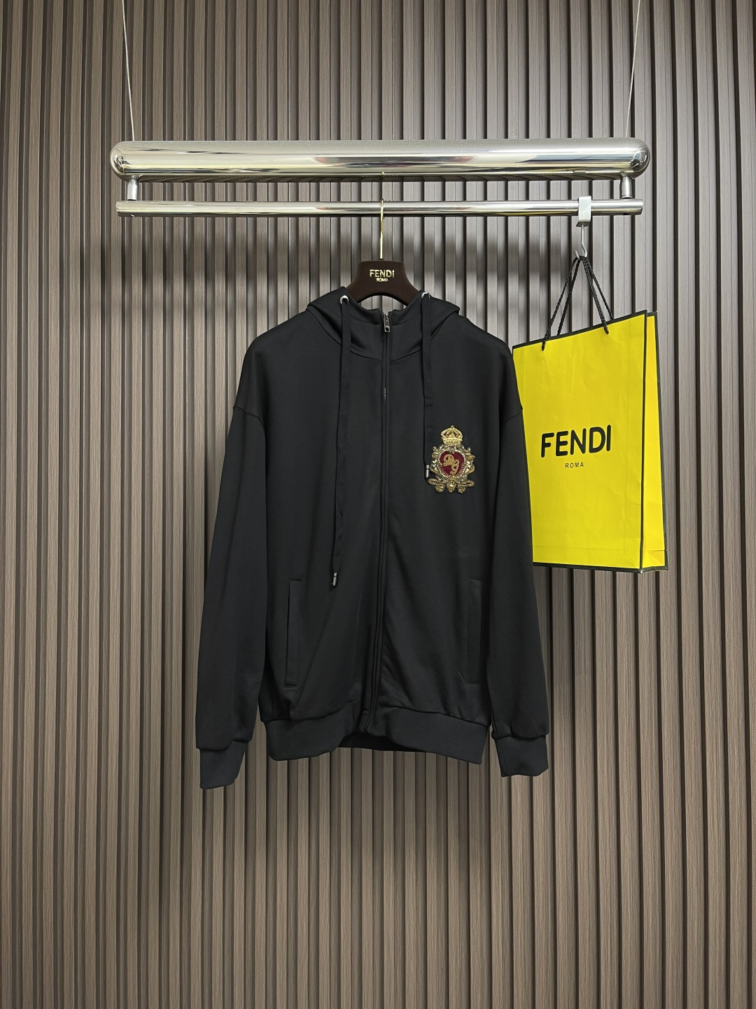 NO:656754,DolceGabbana DG 2025SS Autumn and Winter Classic Hooded Men's Sweater Jacket. The design adopts classic heavy embroidery patch technology, which is one of the highlights of this sweatshirt, giving a delicate and textured visual effect. The detailed embroidery makes the sweatshirt more layered, highlighting the brand's personality and uniqueness. The hooded style, cuffs and hem are designed with knitted threads, which increases the overall comfort. The details of the threads make the sweatshirt more textured, showing meticulous craftsmanship and design.  Fitted tailoring. The choice of pure cotton fabric allows this hooded sweatshirt to provide sufficient warmth in autumn and winter. The thickness is moderate, which can maintain warmth without being too heavy, and is suitable for daily wear. This men's hooded sweatshirt is not only comfortable and practical to wear, but also shows your personal fashion taste. Paired with a pair of jeans or casual pants, you can create a casual and fashionable look. Size 44-54 M-4XL 44/M, back center length 67, shoulder width 56.5, chest 106  46/L Back center length 69 Shoulder width 58 Bust 110 48/XL Back center length 71 Shoulder width 59.5 Bust 114 50/2XL Back center length 73 Shoulder width 61 Bust 118 52/3XL Back center length 75 Shoulder width 62.5 Bust 122 54/4XL Back center length 77 Shoulder width 64  Bust 126,,Dolce&Gabbana,hoodie,sweatshirts,jeans,jackets & coats,hats,alexander wang19860909DolceGabbana DG 2025SS秋冬经典连帽款 男士卫衣外套 设计采用经典重工刺绣贴布工艺是这款卫衣的亮点之一,给人一种精致而有质感的视觉效果.细致的刺绣使得卫衣更具层次感,凸显了品牌的个性和独特性.连帽的款式 袖口和下摆采用针织螺纹设计,增加了整体的舒适性 螺纹的细节使得卫衣更加有质感,展现了细致的工艺和设计 合体的剪裁 纯棉面料选择使得这款连帽卫衣在秋冬季节能够提供足够的保暖性.厚度适中,既能保持温暖又不至于过于厚重,适合日常的穿着.这款男士连帽卫衣不仅舒适实穿,还能展现个人的时尚品味.搭配一条牛仔裤或休闲裤,可以打造出休闲时尚的造型.尺码44-54 M-4XL 44/M 后中衣长67肩宽56.5 胸围106 46/L后中衣长69肩宽58胸围110 48/XL 后中衣长71 肩宽59.5 胸围114 50/2XL后中衣长73肩宽61 胸围118 52/3XL后中衣长75肩宽62.5 胸围122 54/4XL后中衣长77肩宽64 胸围126,,Dolce&Gabbana,hoodie,sweatshirts,jeans,jackets & coats,hats,alexander wang,Men's clothing