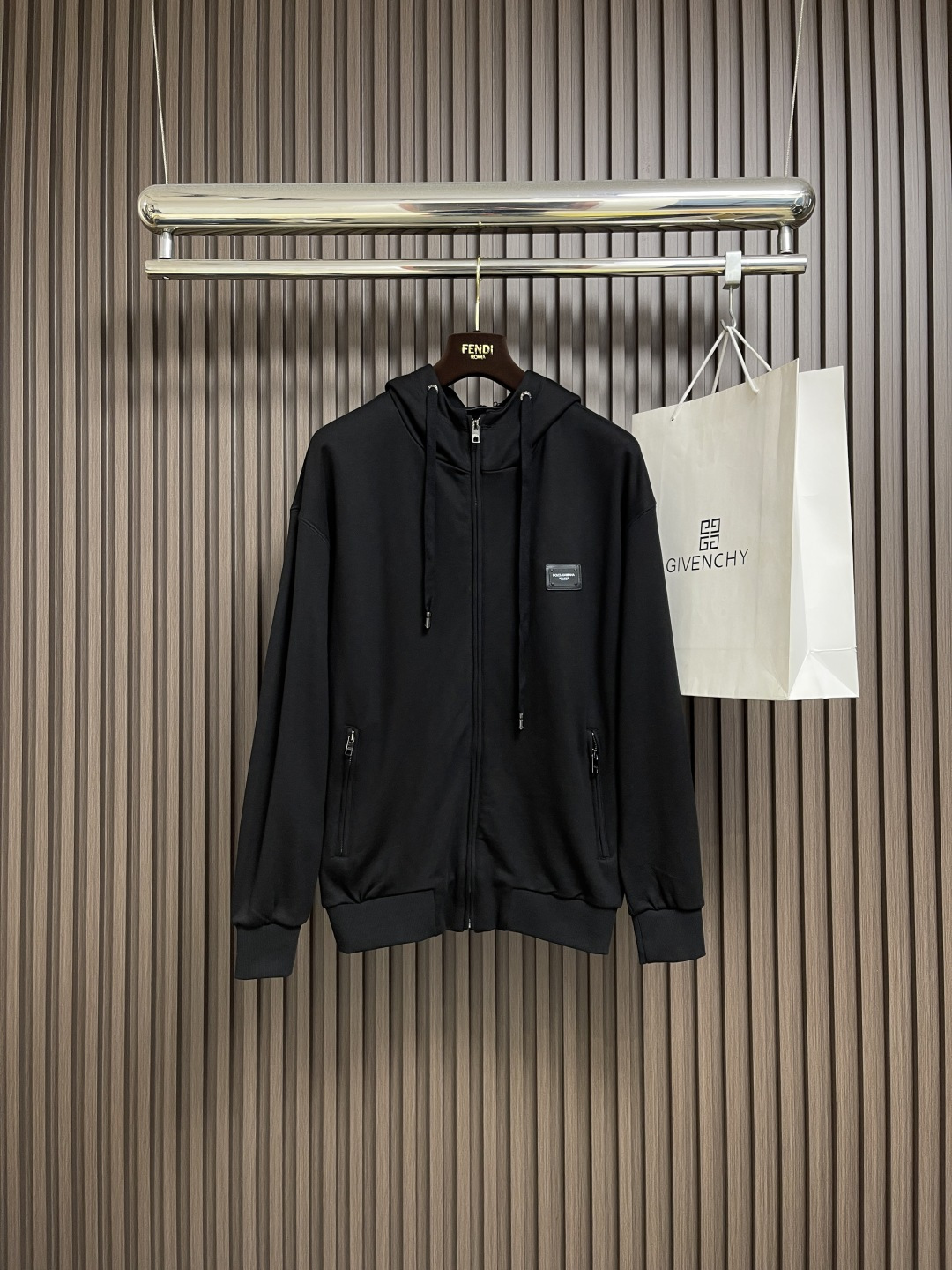 NO:567772,Dolce&Gabbana DG 2025ss new autumn and winter hooded sweatshirt, letter logo hardware logo, 420g pure cotton custom fabric, loose fit, top quality, good-looking and timeless, same style for men and women, size 44-54 M-4XL 44/M, back center length 67, shoulder width 56.5, bust 106 46/L, back center length 69, shoulder width 58, bust 110 48/XL  Back center length 71, shoulder width 59.5, bust 114 50/2XL back center length 73, shoulder width 61, bust 118 52/3XL back center length 75, shoulder width 62.5, bust 122 54/4XL back center length 77, shoulder width 64   Bust 126,,Dolce&Gabbana,hoodie,sweatshirts,hats,alexander wang19860909Dolce&Gabbana DG 2025ss秋冬新款连帽卫衣,字母logo五金标识420g纯棉定制面料宽松版型 顶级品质 好看永不过时 男女同款 尺码44-54 M-4XL 44/M 后中衣长67肩宽56.5 胸围106 46/L后中衣长69肩宽58胸围110 48/XL 后中衣长71 肩宽59.5 胸围114 50/2XL后中衣长73肩宽61 胸围118 52/3XL后中衣长75肩宽62.5 胸围122 54/4XL后中衣长77肩宽64 胸围126,,Dolce&Gabbana,hoodie,sweatshirts,hats,alexander wang,Men's clothing